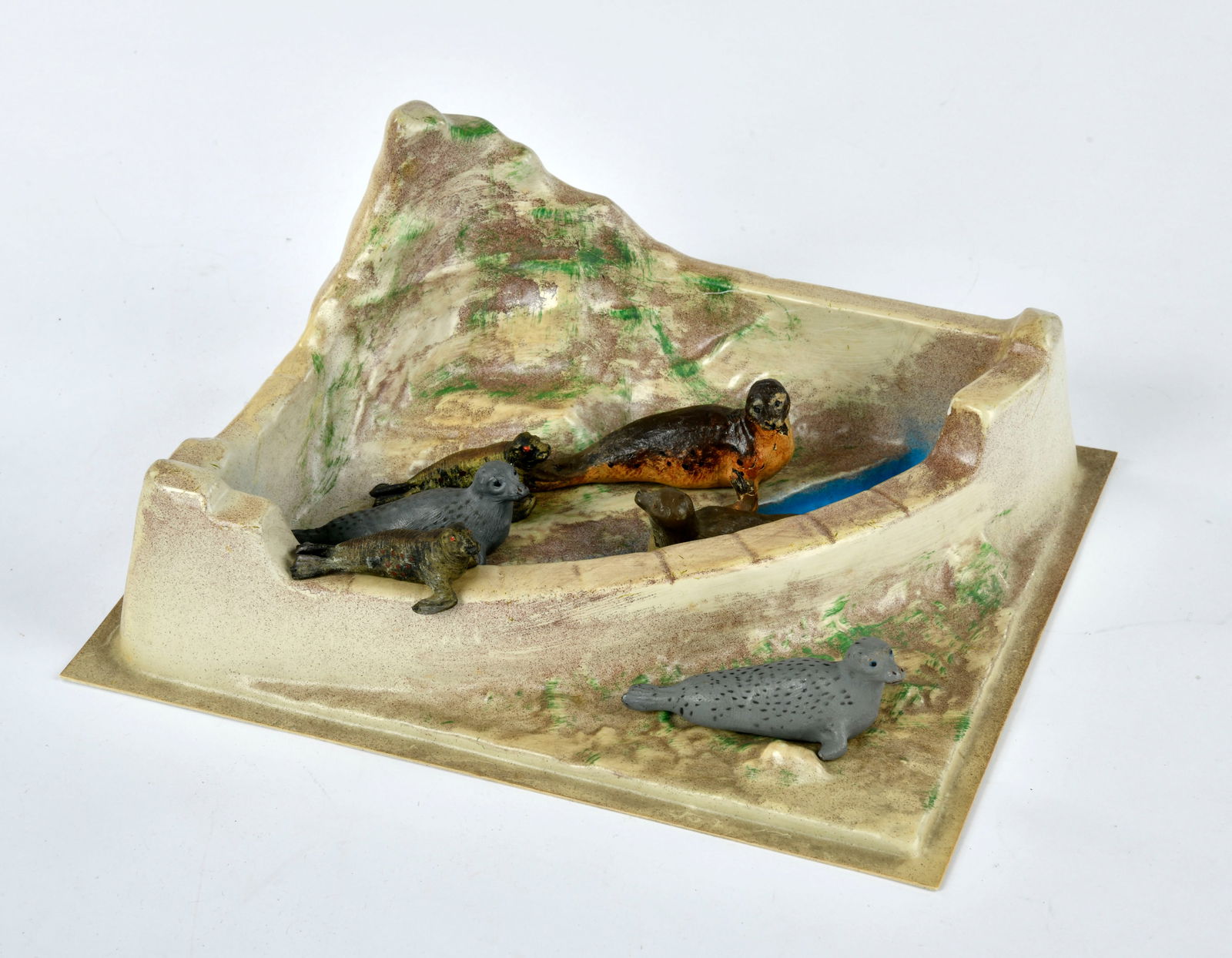 Tiergehege mit Robben: Tiergehege mit Robben, 26x23 cm, Kst, mit Lineol Masse Robben