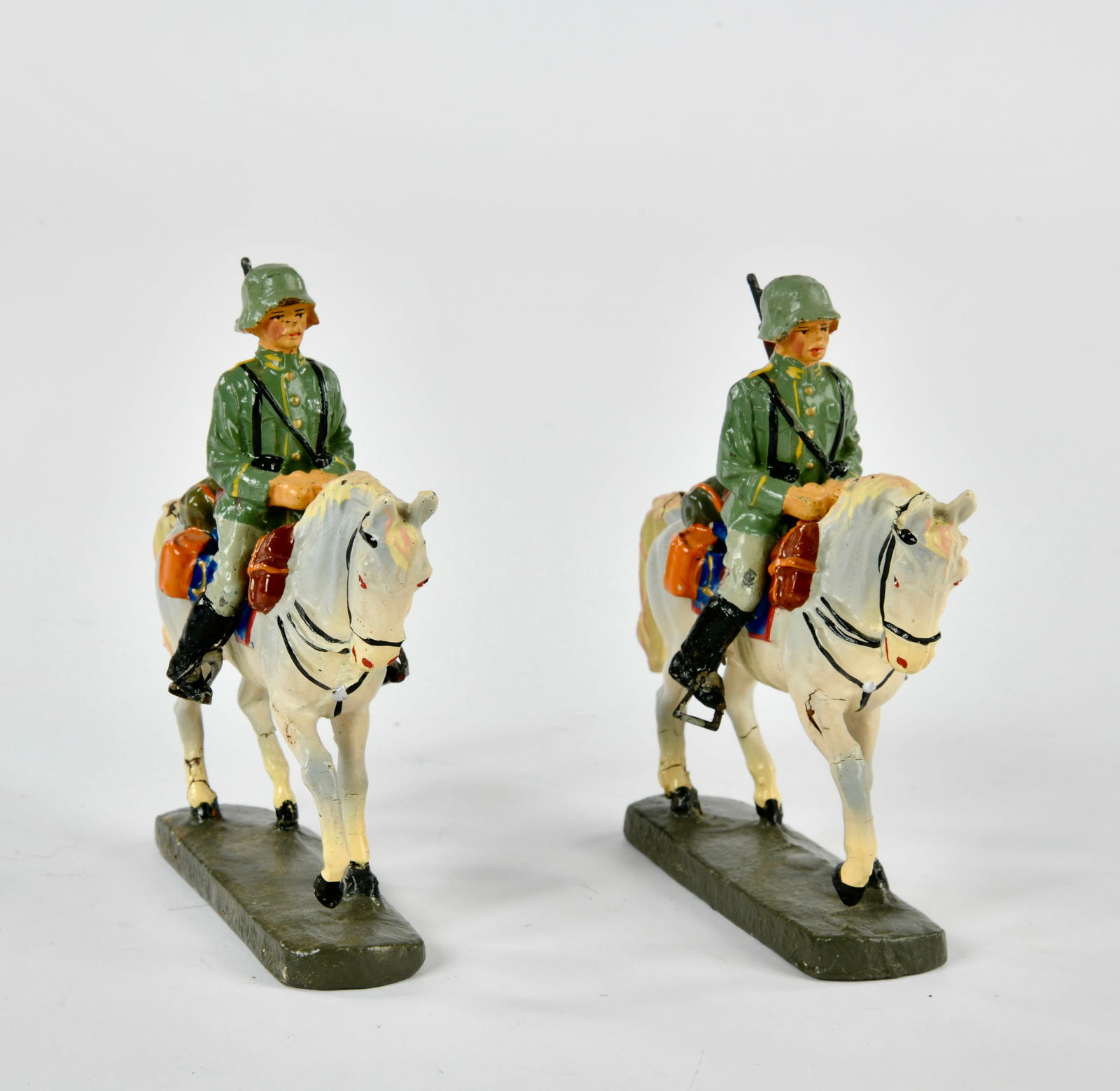 Elastolin, 2 Reiter mit abnehmbarem Gewehr auf Schimmel (1 of 1)
