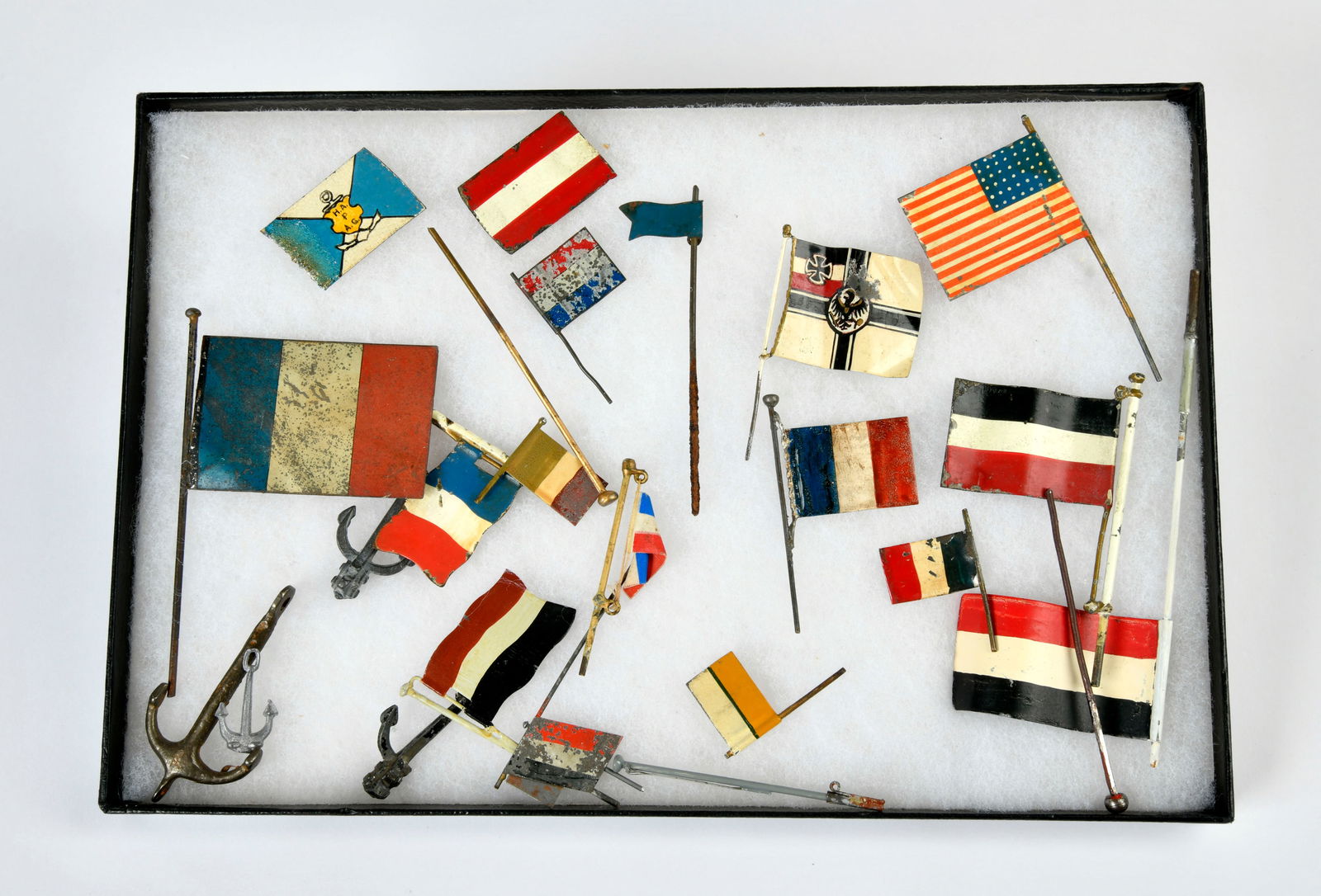 Konvolut Schiffflaggen und Anker: Konvolut Schiffflaggen und Anker, im Schaukasten, meist handlackiert, min. LM