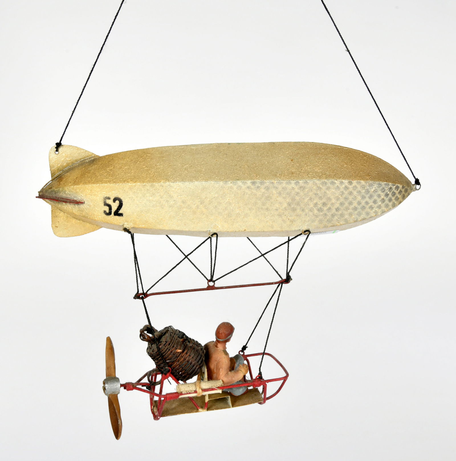 Zeppelin mit Pilot (1 of 1)