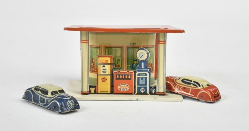 Fischer, Penny Toy Tankstelle mit 2 Fahrzeugen: Fischer, Penny Toy Tankstelle mit 2 Fahrzeugen, W.-Germany, 11 cm, Blech, min. LM, Z 1-2