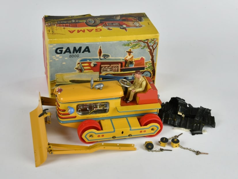 Gama, Raupentraktor (1 of 2)