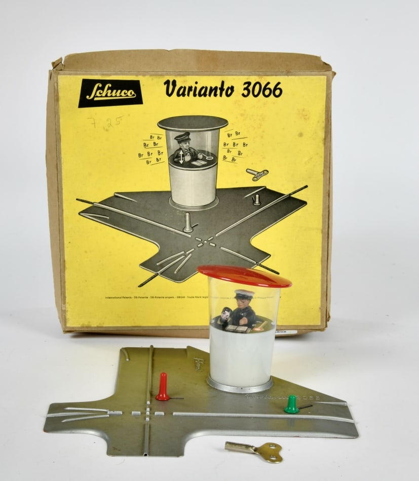 Schuco, Varianto 3066 Kreuzung mit Polizist (1 of 1)