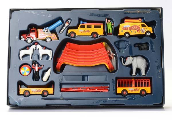 Corgi Toys: English: Corgi Toys, Circus Kit "Jean Richard", diecast, original box condition 2-3, condition 1 Deutsch: Corgi Toys, Zirkus Set "Jean Richard", 1:43, Box 34x55 cm, Druckguss, Okt Z 2-3, Z 1, (3512)