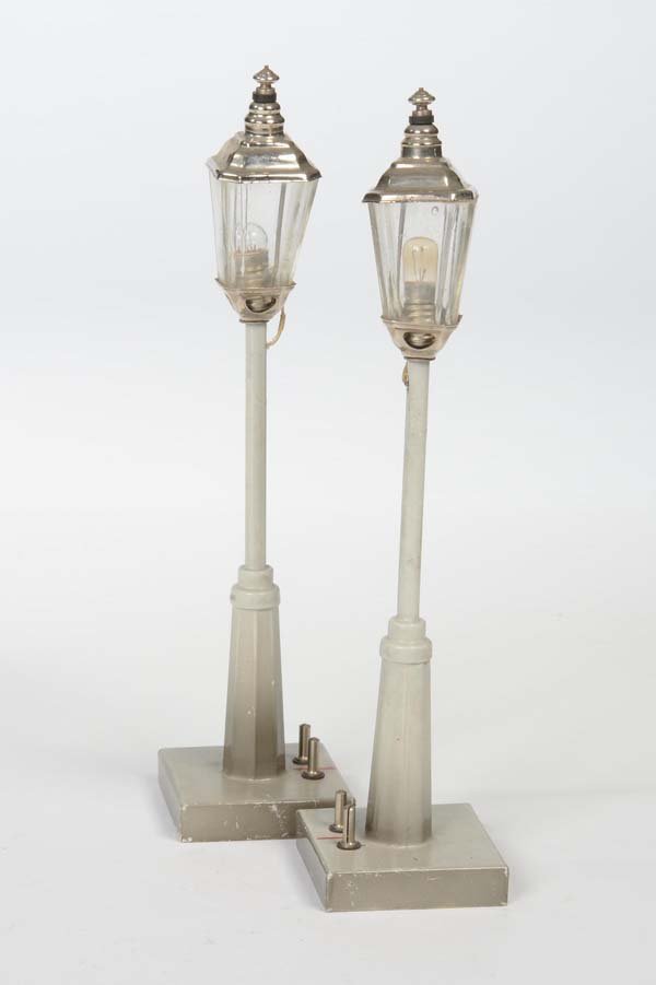 Maerklin: English: Maerklin, 2 Lamps, Germany prewar, tin, good original condition Deutsch: Märklin, 2 Lampen, Germany VK, 23 cm, Blech, guter Originalzustand, (3598)