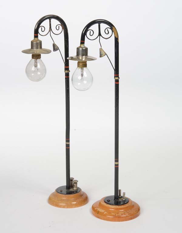 Maerklin: English: Maerklin, 2 Lamps, Germany prewar, good original condition Deutsch: Märklin, 2 Lampen, Germany VK, 29 cm, guter Originalzustand, (3598)