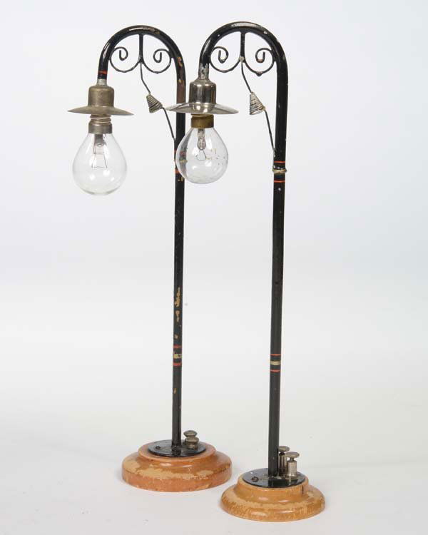 Maerklin: English: Maerklin, 2 Lamps, Germany prewar, good original condition Deutsch: Märklin, 2 Lampen, Germany VK, 29 cm, guter Originalzustand, (3598)