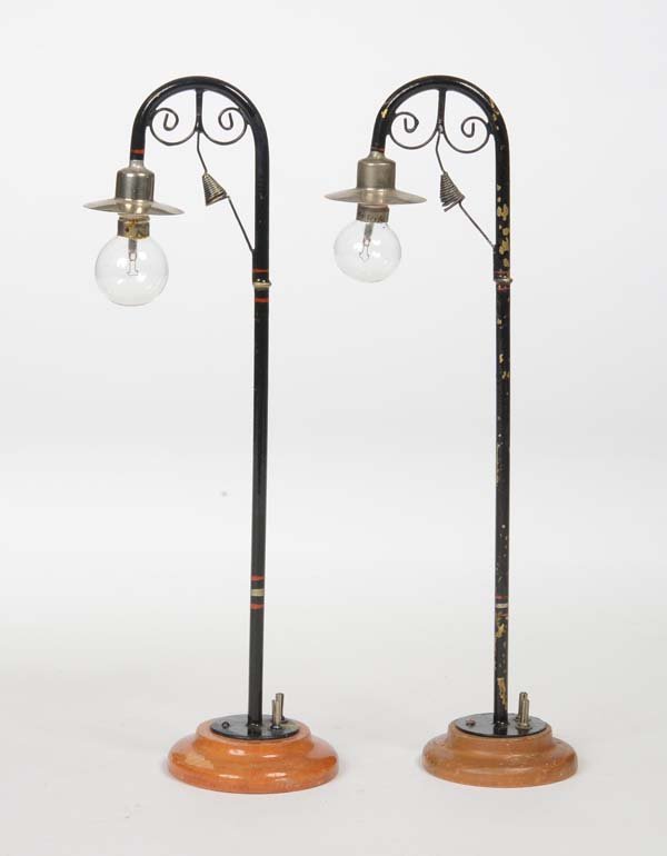 Maerklin: English: Maerklin, 2 Lamps, Germany prewar, good original condition Deutsch: Märklin, 2 Lampen, Germany VK, 29 cm, guter Originalzustand, (3598)