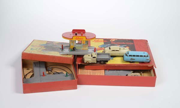 Schuco: English: Schuco, Varianto Petrol Station, 2 Crossings +3 Cars, W.-Germany, mixed condition, please inspect, condition 2-/4+ Deutsch: Schuco, Varianto Tankstelle, 2 Kreuzungen + 3 Autos, W.-Germany, ge