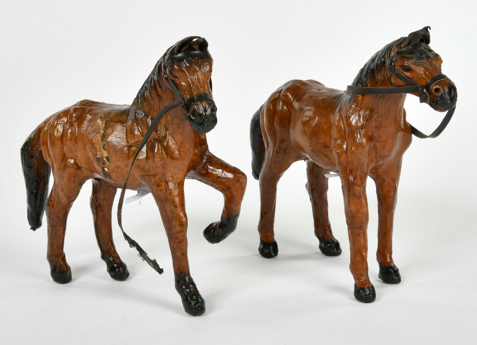 Kutsch- und Reitpferd: Horses for carriage and riding, each 16 cm in height, 1 x paint.d.