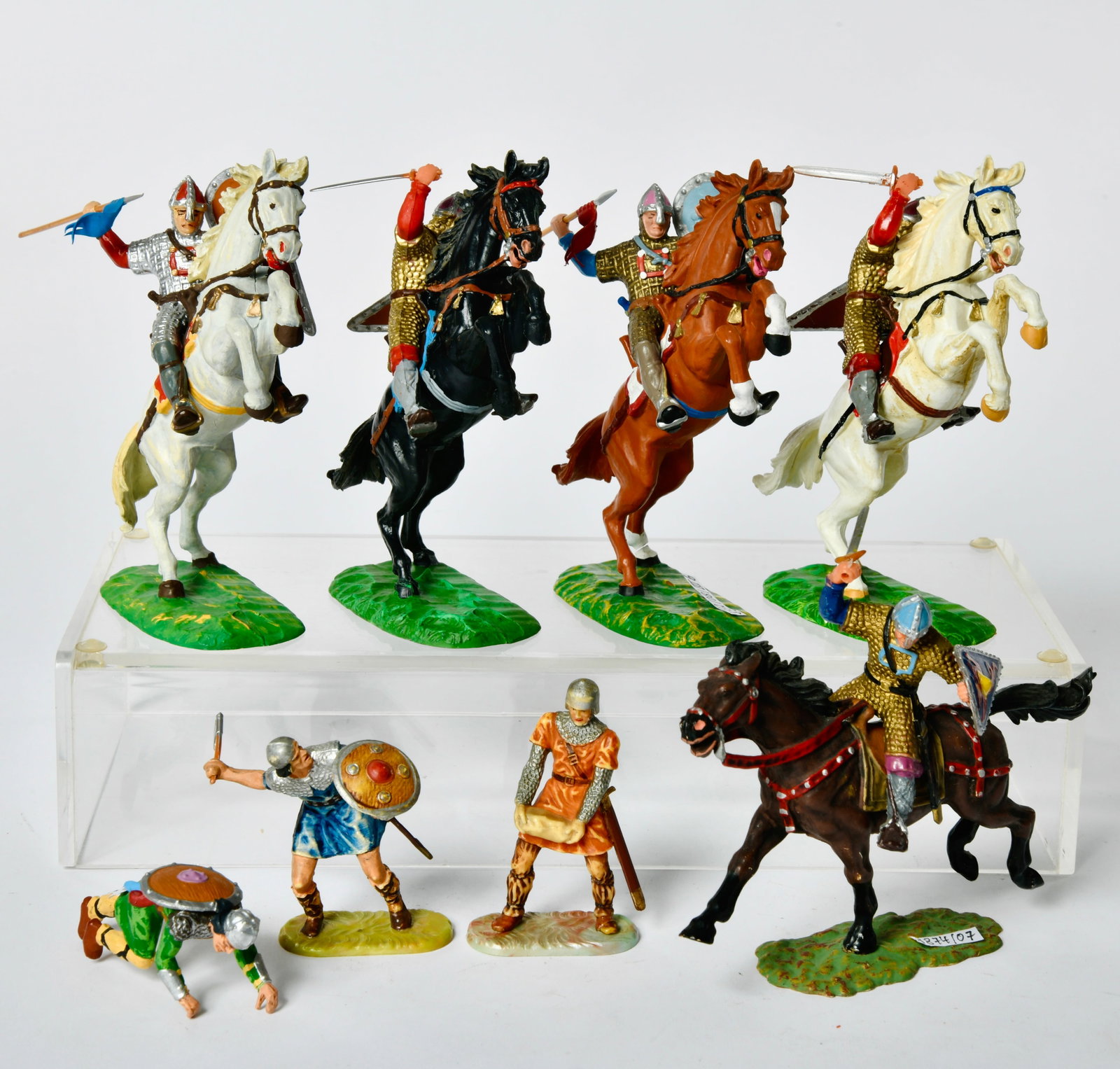 Elastolin, 8 Normannen, davon 5 zu Pferd: Elastolin, 8 Normans, 5 on horse, W.-Germany, 7 cm, painting 2 and 3, plastic, mostly C 1