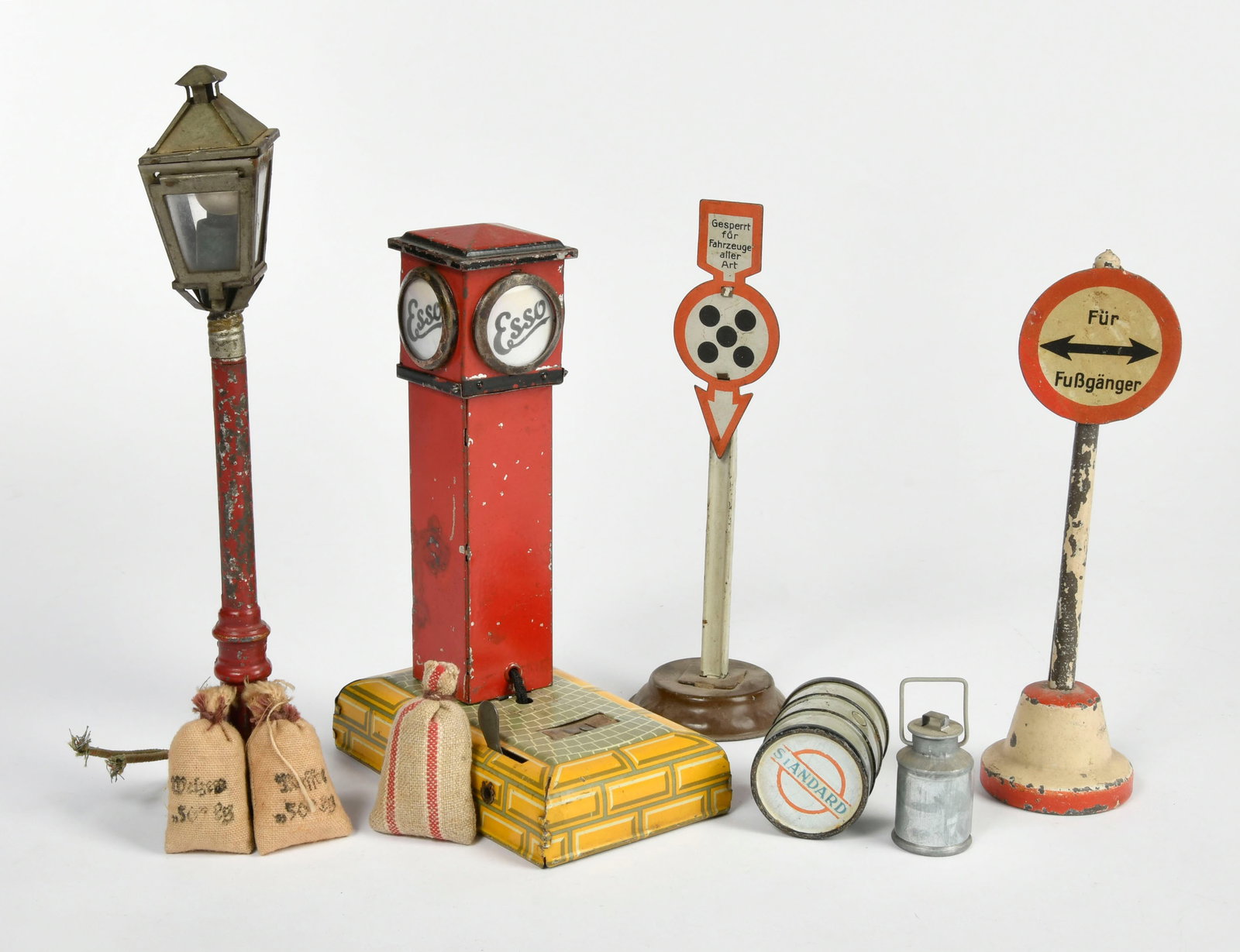 Esso Zapfsaule und div. Zubehor, Dekorationen: Esso Zapfsaule und div. Zubehor, Dekorationen, Blech, meist Z 2