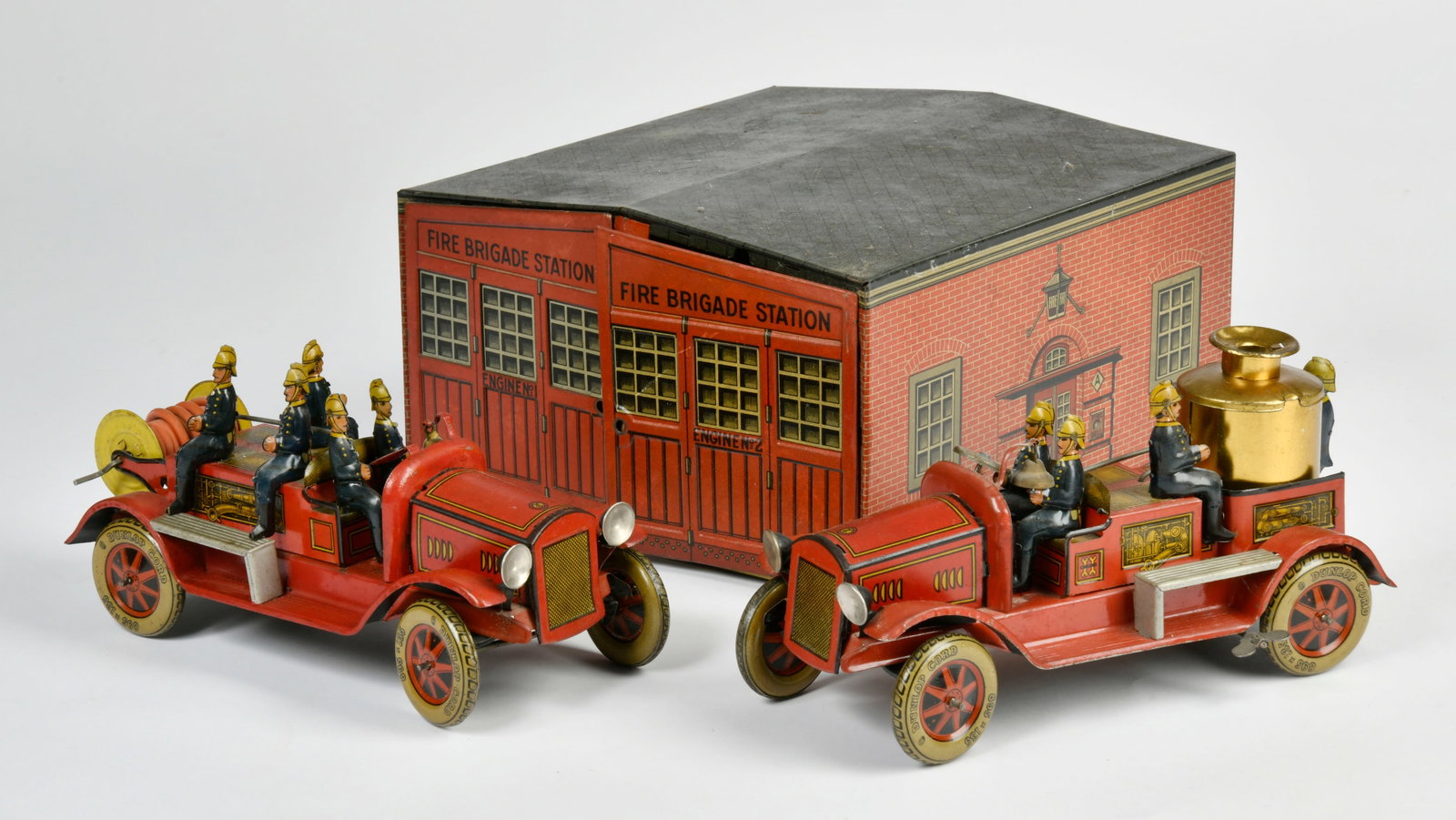 Tippco, Feuerwache mit 2 Feuerwehren: Tippco, Feuerwache mit 2 Feuerwehren, Germany VK, 25 cm, Turknopfe fehlen, LM, Feuerwehren in sehr gutem Zustand