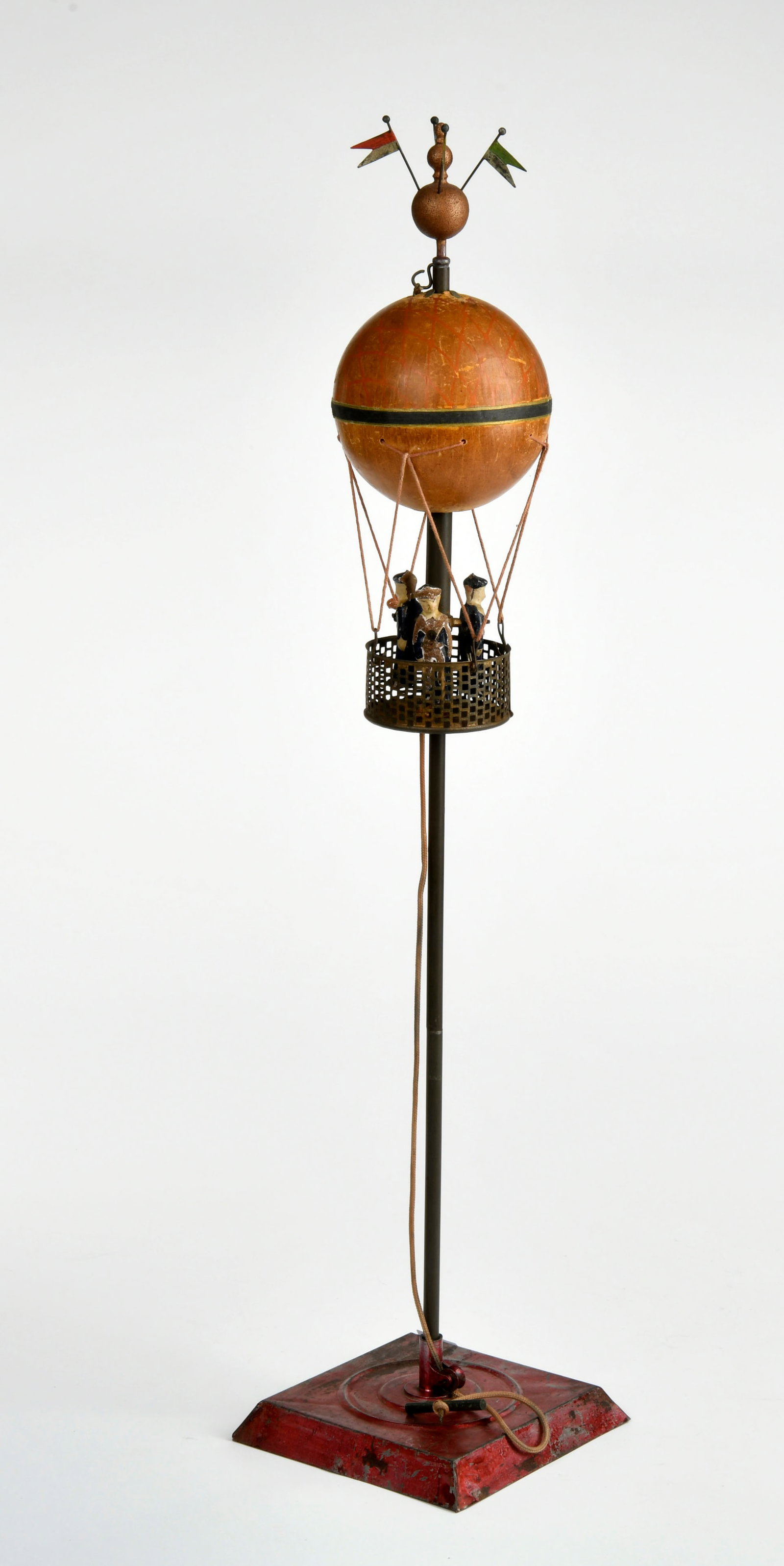 Le Grand Ballon, Aufsteigender Heissluftballon: Le Grand Ballon, Aufsteigender Heissluftballon, fur die Weltausstellung, France Paris 1878, anhand des Fesselballons von Giffard, 64 cm hoch, Blech & Holz, Funktion ok, schoner Originalzustand