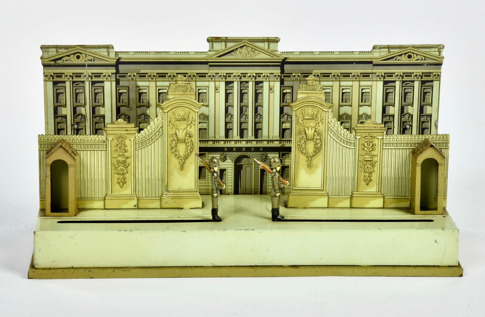 Buckingham Palace: Buckingham Palace, VK, 22 cm, Blech, UW ok, Version mit patroulierenden Soldaten, Z 1-