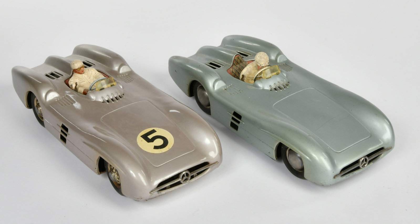 JNF, 2x Mercedes Rennwagen: JNF, 2x Mercedes Rennwagen, W.-Germany, 27 cm, Blech, 1x UW, 1x elektrisch, Funktion nicht gepruft, LM, Z 2