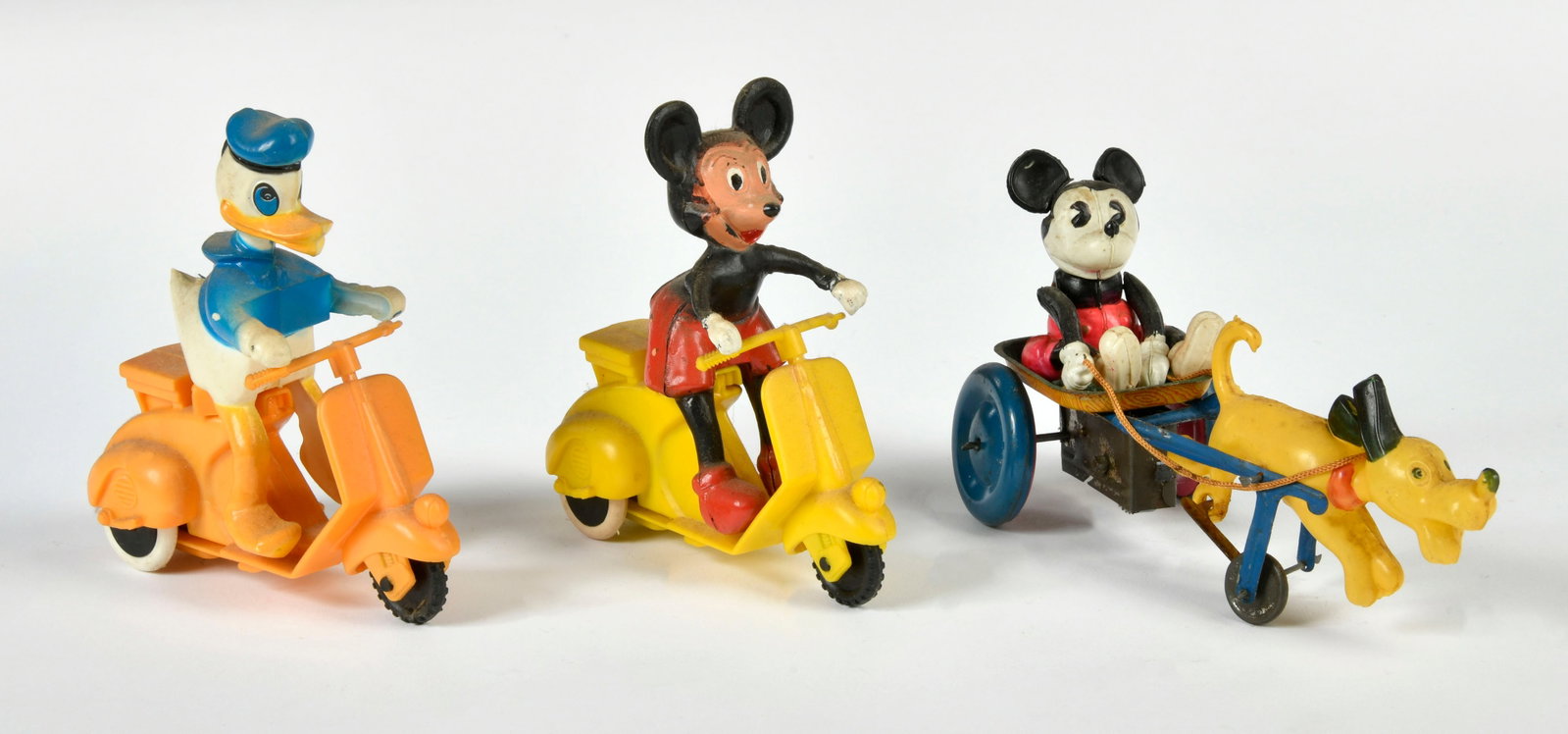 Micky Maus & Pluto auf Wagen & Micky und Donald auf Scooter (1 of 2)