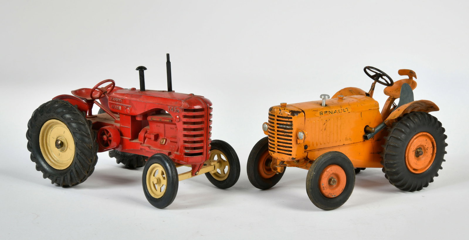 Renault Traktor & Massey-Harris Traktor (1 of 2)