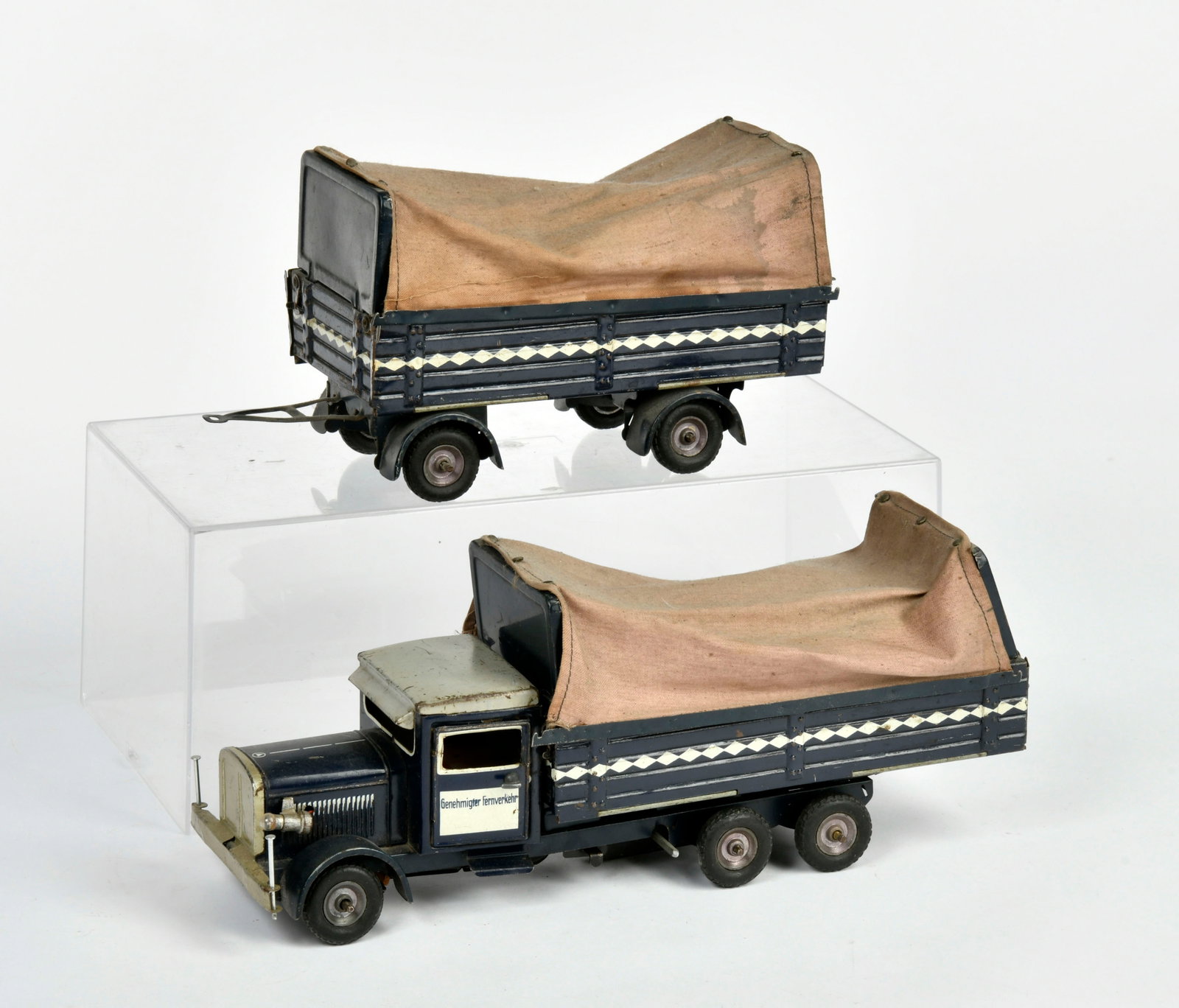 Tippco, LKW "Fernverkehr" mit Anhanger: Tippco, LKW "Fernverkehr" mit Anhanger, Germany VK, 52 cm, Blech, UW ok, Peilstangen ersetzt, Z 2-3