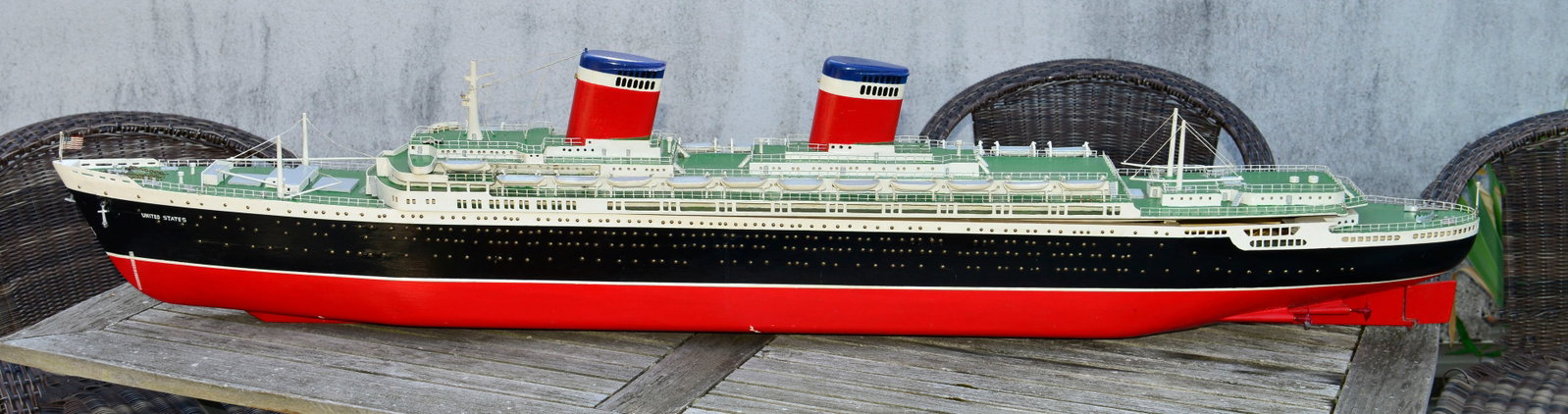 Kreuzfahrtschiff: Kreuzfahrtschiff, 154 cm lang, elektrifiziert, Motor aber nicht installiert, Holzkorper, Blechteile, handlackiert, einzelne Teile lose, dekorativ