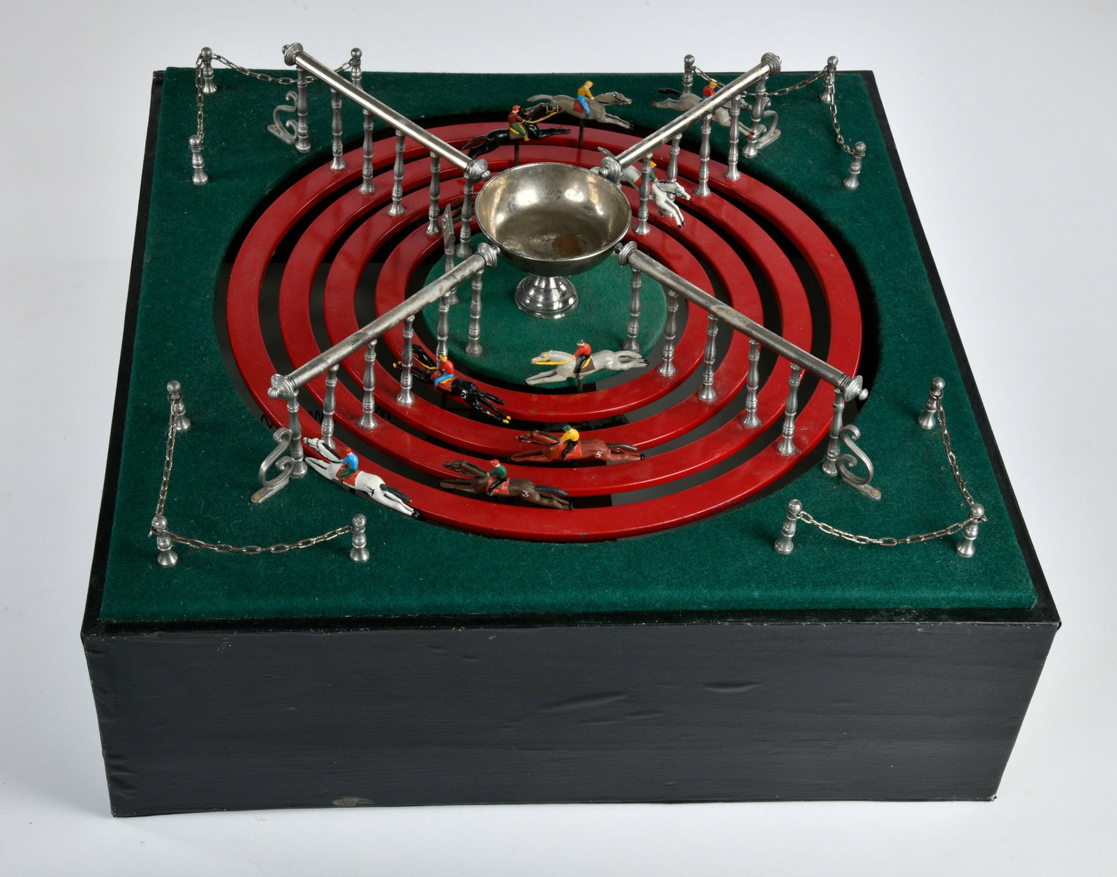 Grosses Pferderennen Spiel: Grosses Pferderennen Spiel, France, 56x56 cm, Blech, Holzbox, Funktion ok, sehr dekorativ