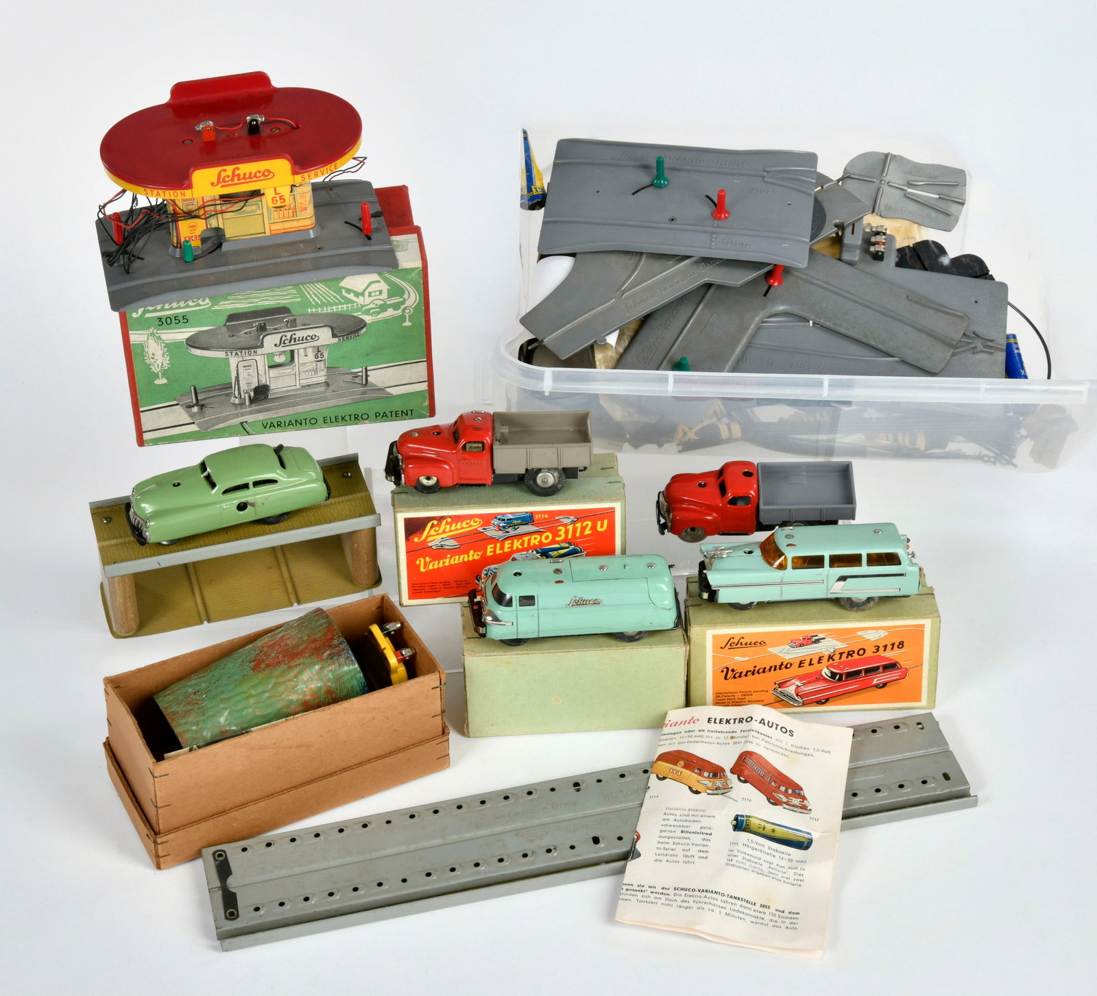 Schuco, Varianto, Konvolut 5 Fahrzeuge und Zubehor: Schuco, Varianto, Konvolut 5 Fahrzeuge und Zubehor, Germany, teilw. min. LM, Z 2