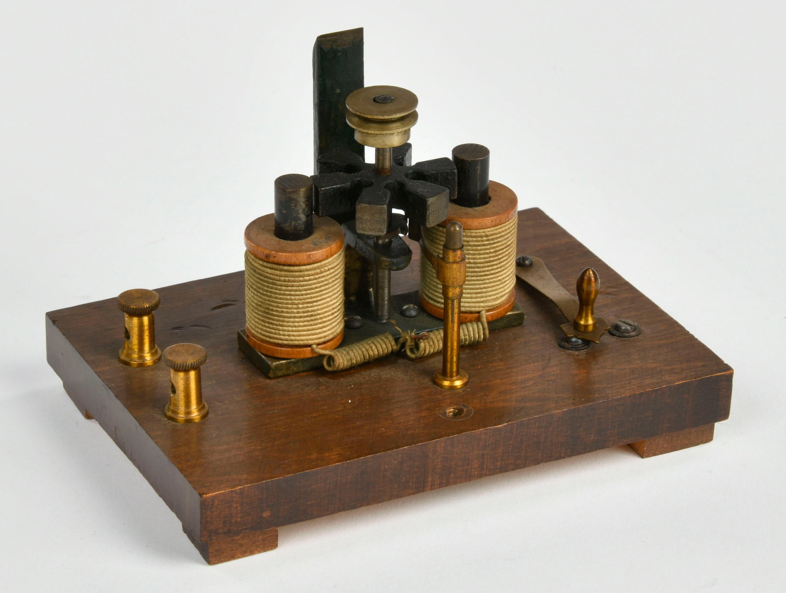 Motor auf Holzsockel (1 of 2)