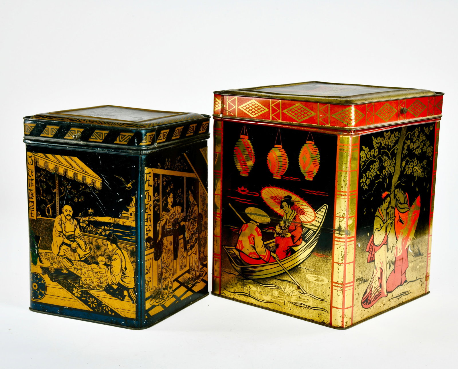 2 grosse Teedosen mit Knaufen zum offnen: 2 grosse Teedosen mit Knaufen zum offnen, 20 x 20 x 28,5 cm, 24 x 24 x 31 cm, Blech, Alters- und Gebrauchsspuren