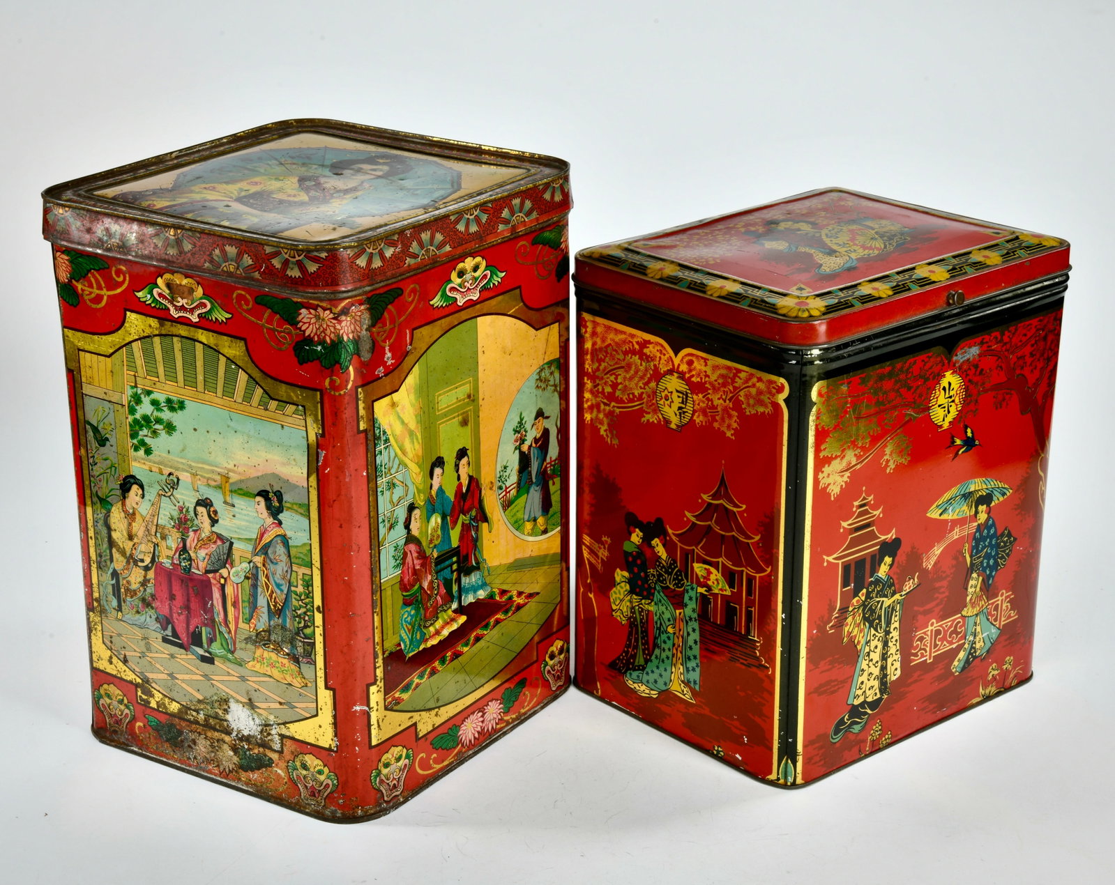 2 grosse Teedosen: 2 grosse Teedosen, 25 x 20 x 30,5 cm, 24 x 23 x 35 cm, Blech, Alters- und Gebrauchsspuren