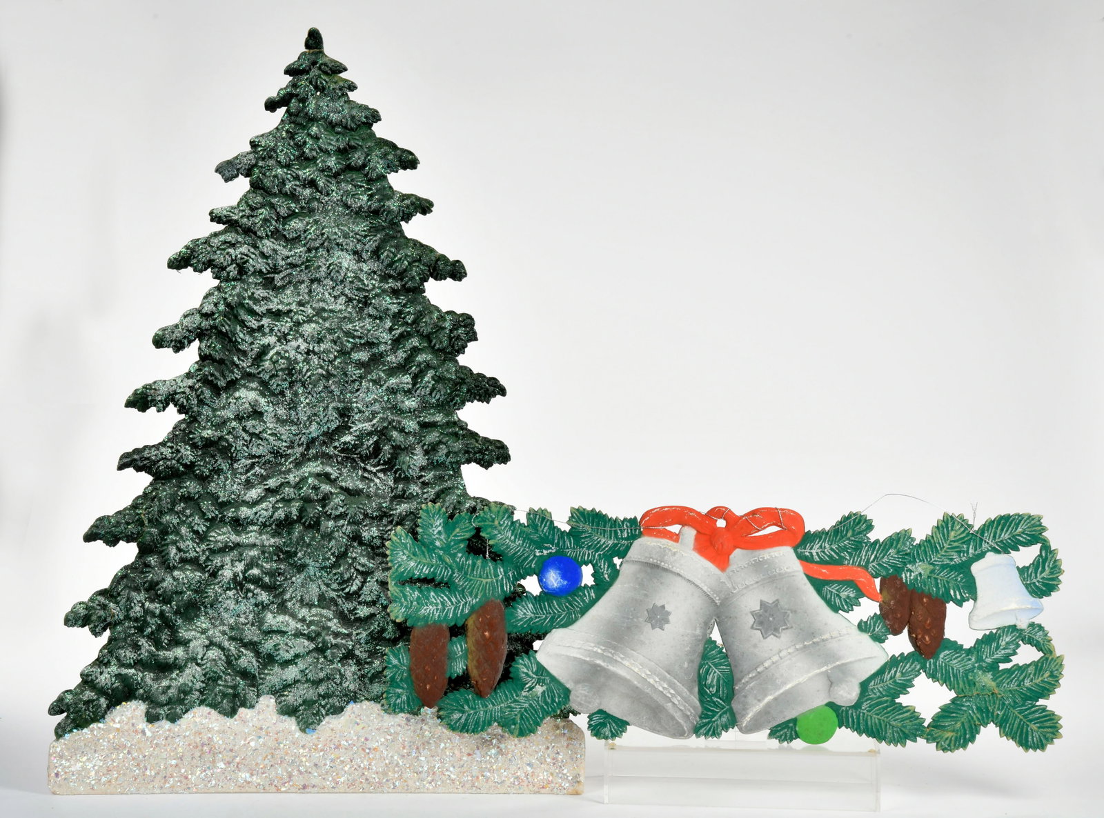 2 Aufstellpappen Weihnachtsdekoration: 2 Aufstellpappen Weihnachtsdekoration, Germany, 65-76 cm, gepragte/kolorierte Pappe, Baumspitze leicht geknickt, sonst sehr schon