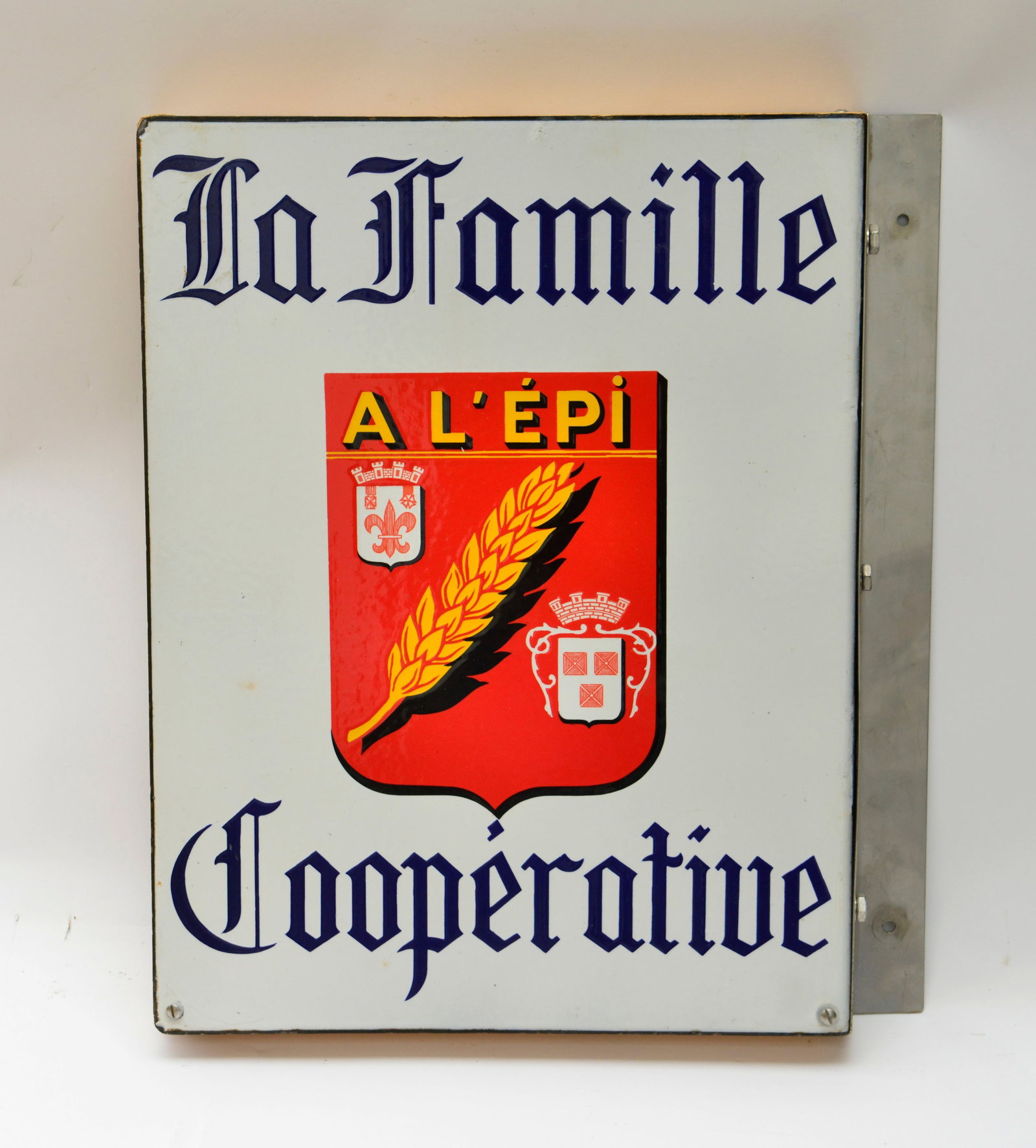 La Familie Cooperatiue, Emailschild: La Familie Cooperatiue, Emailschild auf Holz, 46x60 cm, Z 2
