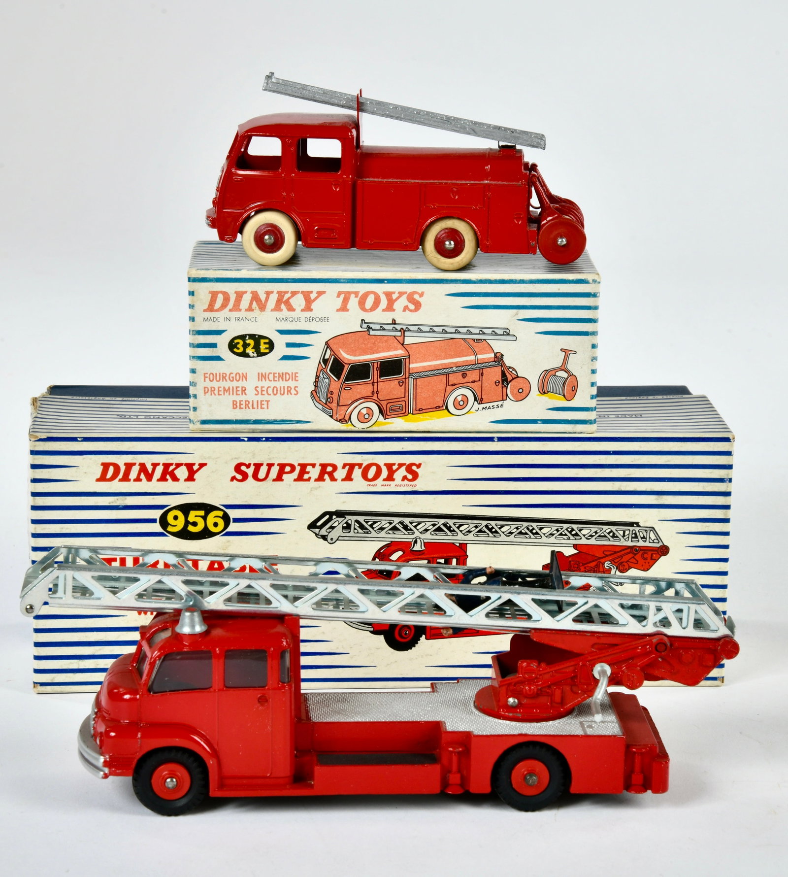 Dinky Toys, 32 E & 956 Fire Engine & Turntable Fire Escape (1 of 1)