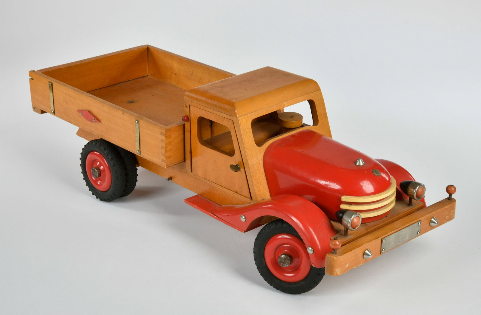 Alico, grosser Holz-Kipplaster: Alico, grosser Holz-Kipplaster, Germany, 1960er Jahre, 64 cm, Holz/Metall/Gummi, Kippfunktion ok, Turen verschliessbar, LM, Spielspuren, Ladeklappe lose, sonst schoner Zustand