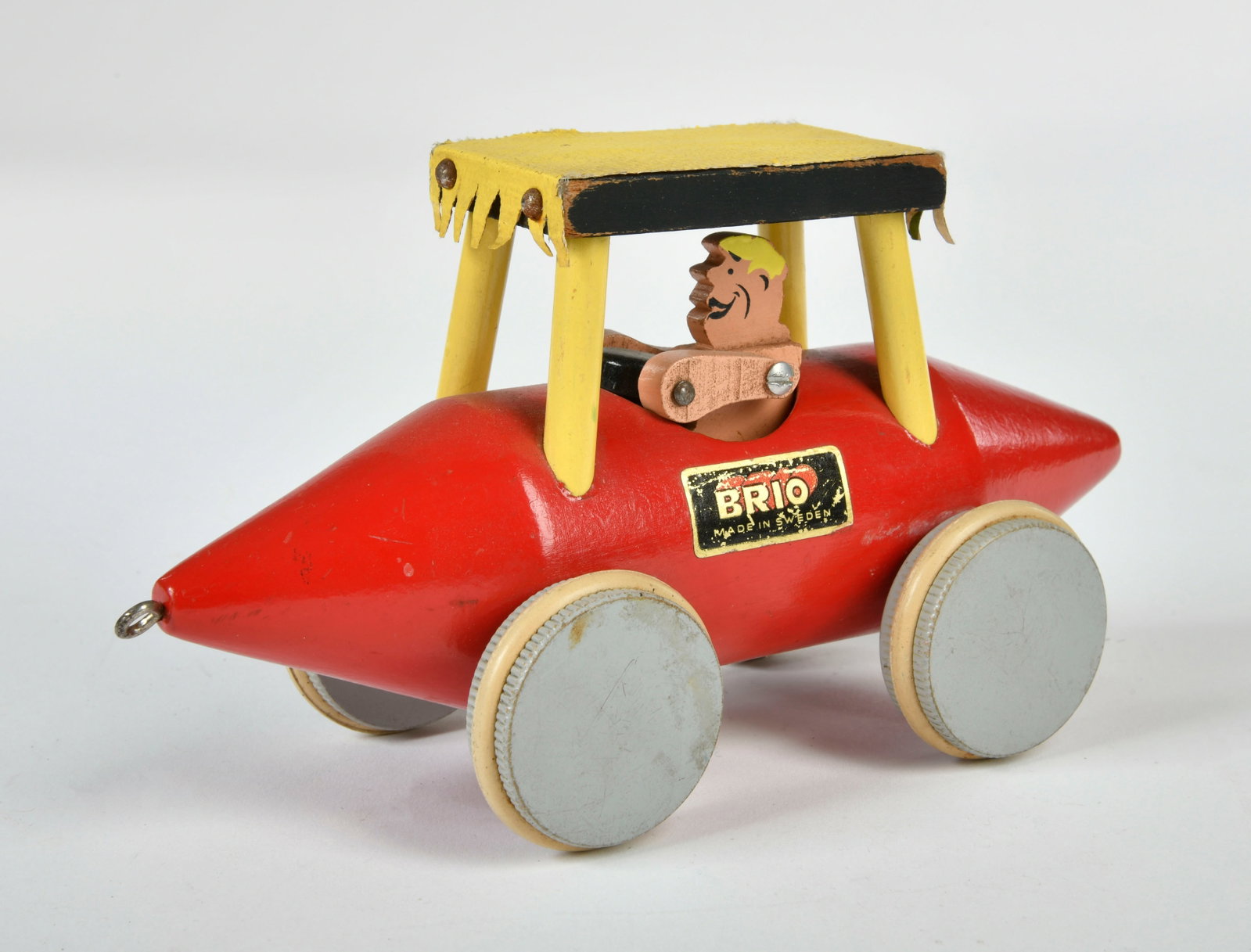 Brio, Fred Flintstone/ Feuerstein im Holzauto: Brio, Fred Flintstone/ Feuerstein im Holzauto, Sweden, 20 cm, GemBw., ein Haken fehlt, sonst guter Zustand