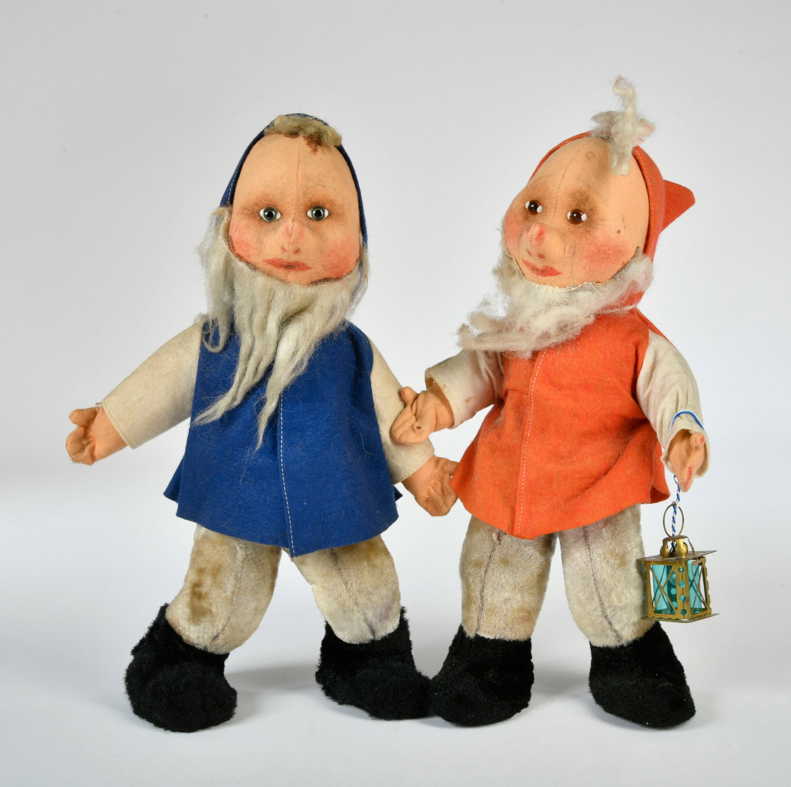 2 alte Zwerge: 2 alte Zwerge, verm. Germany, 37 cm, Filz u.a., Altersspuren, Laternenhalterung erganzt, sonst schoner Originalzustand