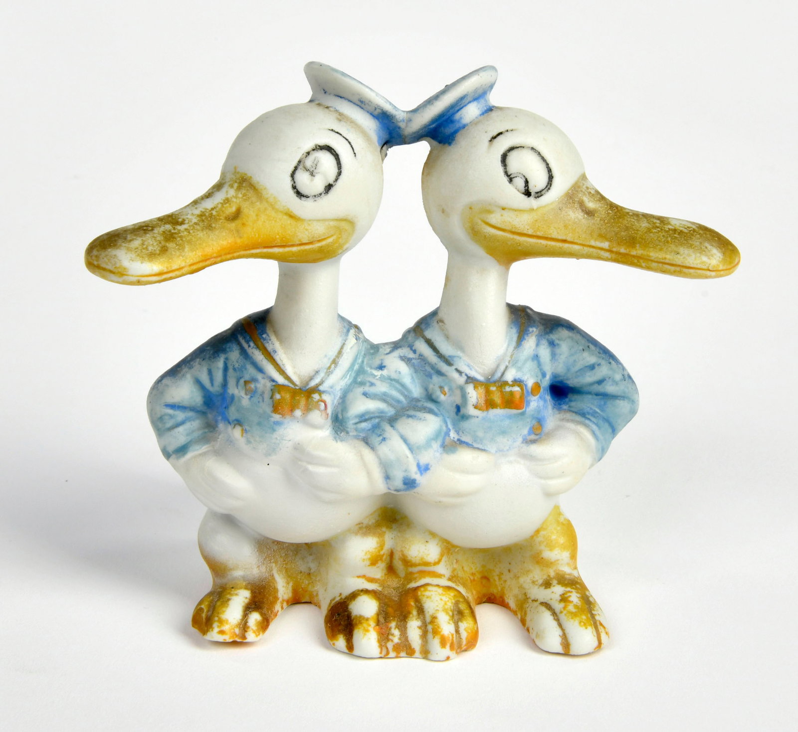 Walt Disney, Donald Duck-Doppel: Walt Disney, Donald Duck-Doppel, Japan, 1930/40, 12 x 10,5 cm, Keramik, mit 2 offnungen fur Stifte, starke Gebrauchsspuren
