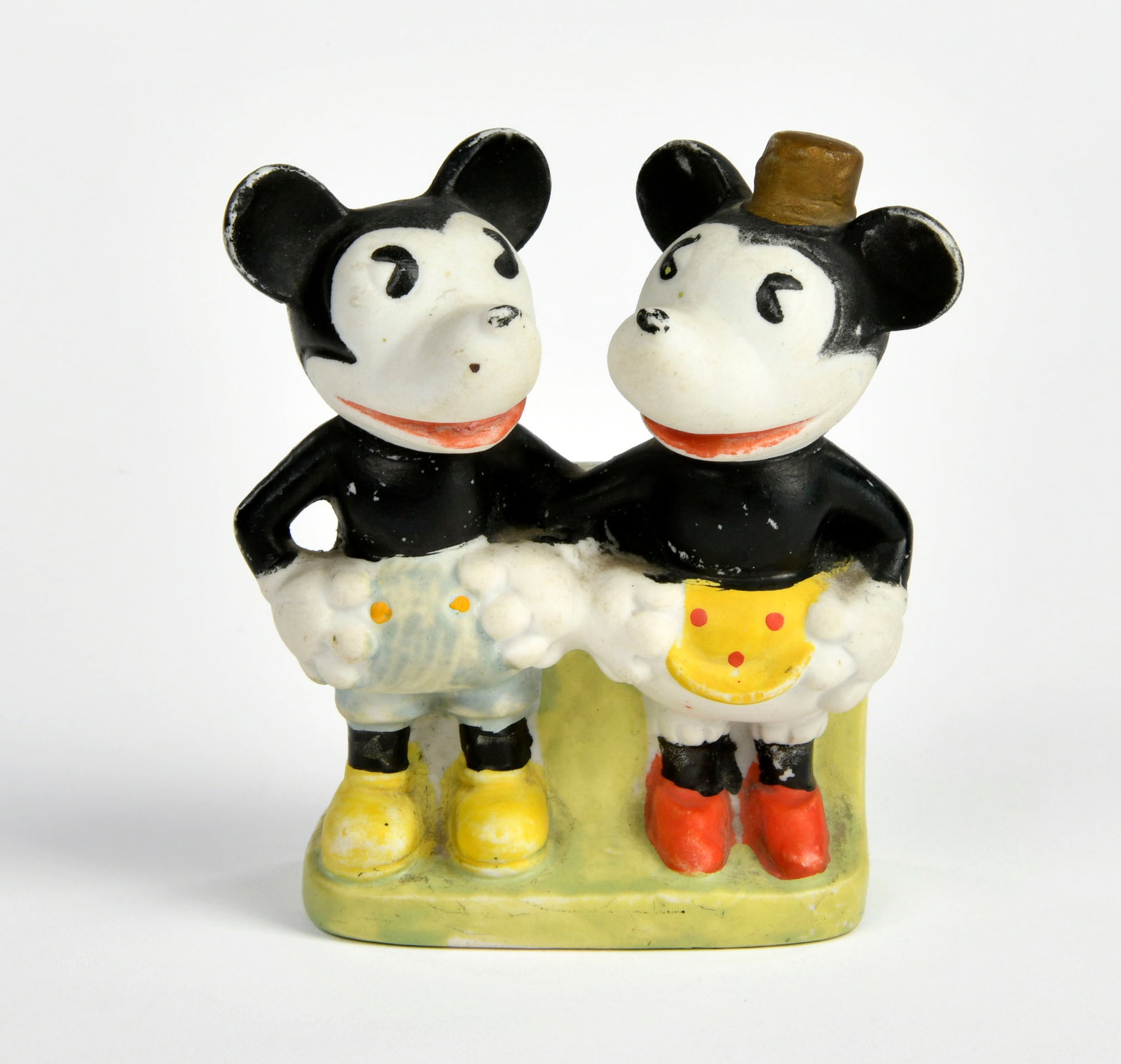 Walt Disney, Micky und Minnie: Walt Disney, Micky und Minnie, Japan, 1930/40, 11 x 10,5 cm, Keramik, mit 2 offnungen fur Stifte, LM, sonst gut