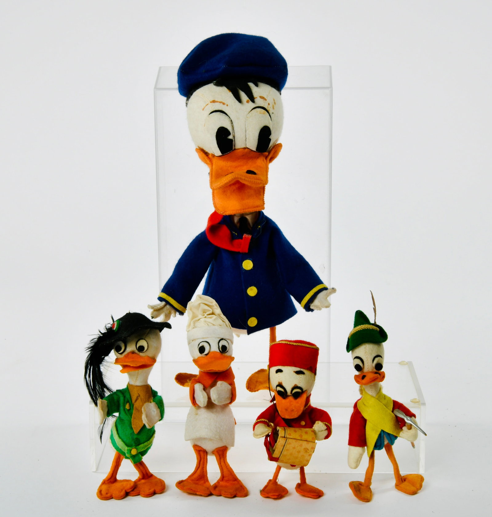 5 Donald Duck Filz-Puppen: 5 Donald Duck Filz-Puppen, 1950er Jahre, 13-30 cm, teilw. Flecken, sonst schoner Originalzustand