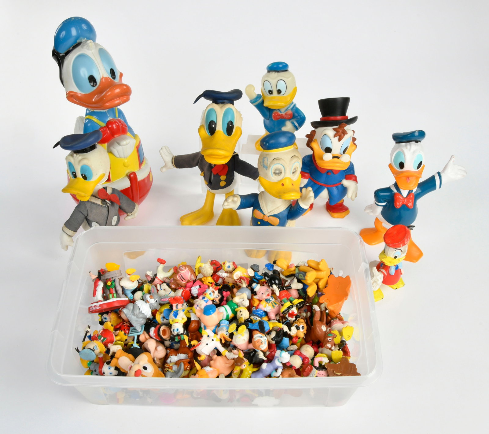 Konvolut Donald Duck Figuren, darunter 100 Heimo Disney Miniaturen: Konvolut Donald Duck Figuren, darunter 100 Heimo Disney Miniaturen (meist wie neu), Roly-Poly repariert, Gebrauchsspuren, bitte besichtigen