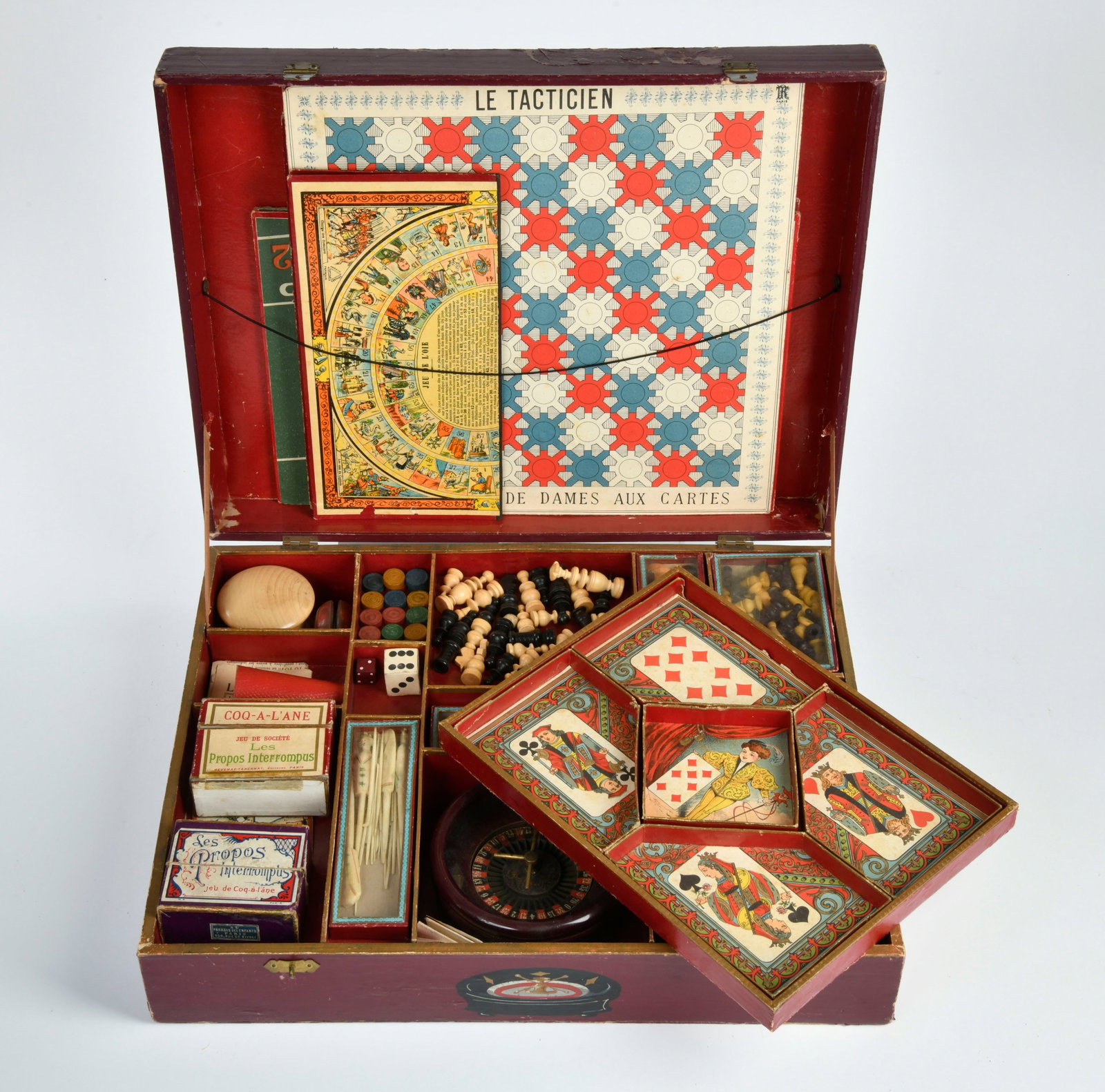 Revenaz & Tabernat, Spielesammlung "Jeux": Revenaz & Tabernat, Spielesammlung "Jeux", France, 1920er Jahre, mit Duncan Yo Yo, Roulette, Brett- und Geschicklichkeitsspielen, Originalkoffer, Altersspuren, bei Anleitungen und Spielsteinen Fehltei