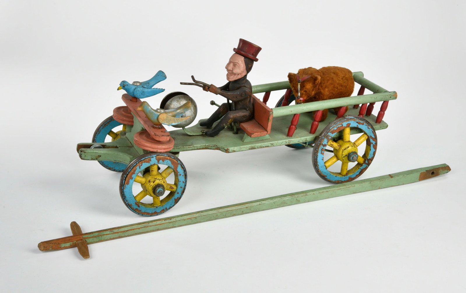 Leiterwagen mit Kutscher, uralt: Leiterwagen mit Kutscher, uralt, 56 cm (plus Stab zum Nachziehen), Holz/Metall, einige Schrauben ersetzt, Funktion ok (Vogel drehen sich, Kutscher schlagt die Glocke), Bar hinzugefugt, bitte besichtig