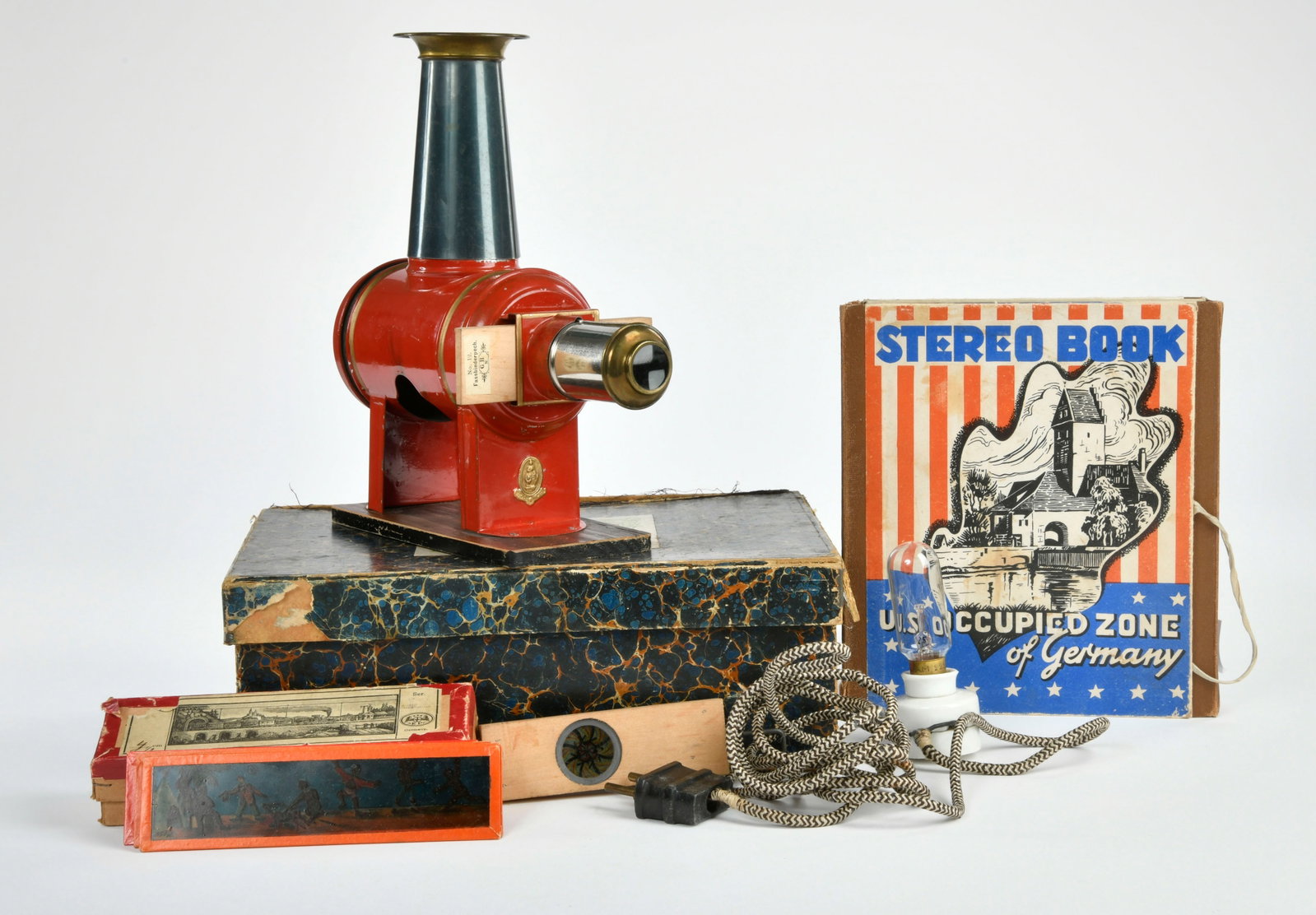 Bing, Plank u.a., Optisches Spielzeug: Bing, Plank u.a., Optisches Spielzeug: Laterna magica, in Okt. mit div. Bilderserien (Kolonialismus) und Stereobetrachter "US Occupied Zone of Germany" (1945-49), Alters- und Gebrauchsspuren, Z 2