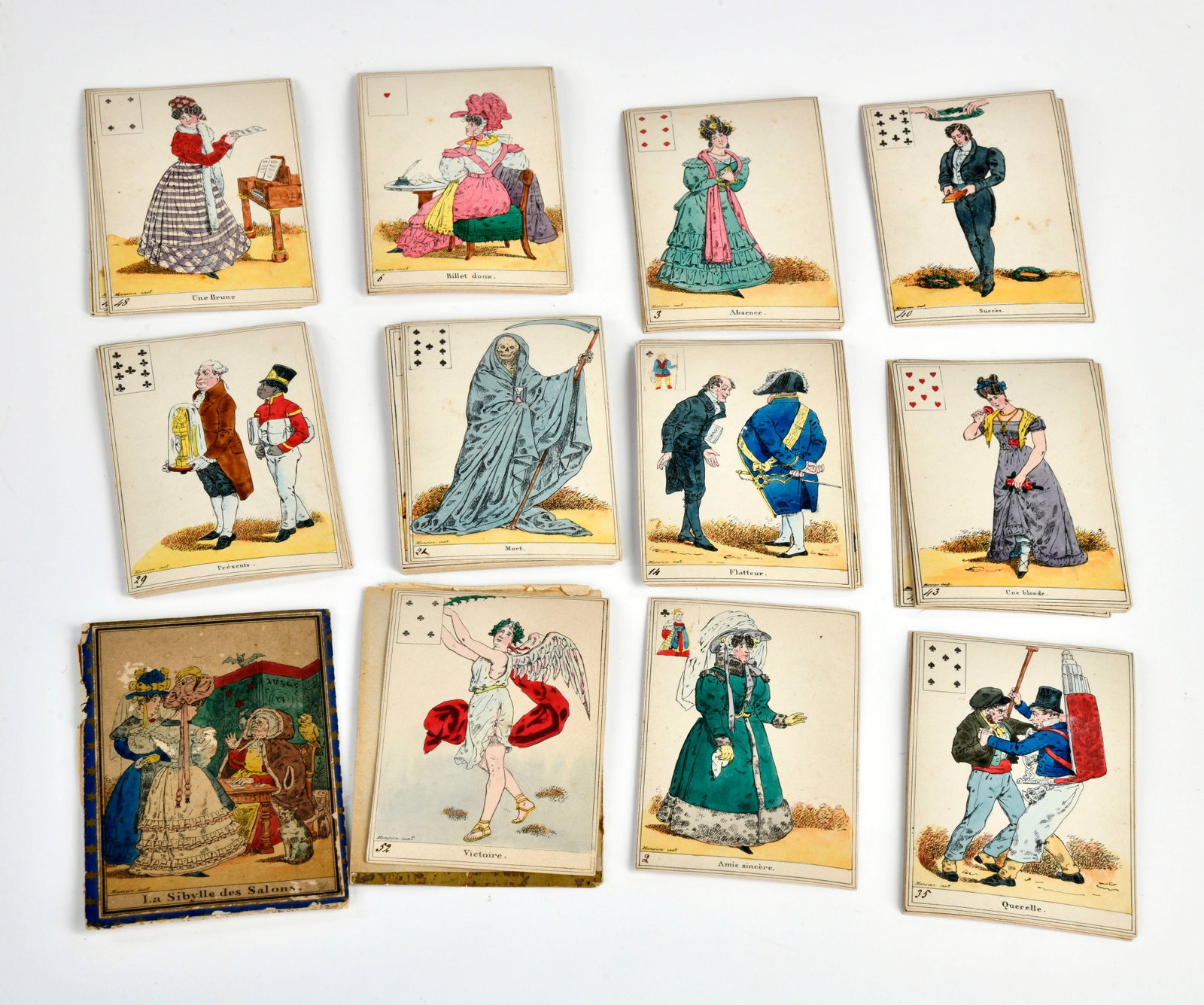 (Grandville) La Sibylle des Salons, Wahrsagekarten: (Grandville) La Sibylle des Salons, Wahrsagekarten, France um 1840, 50 (von 52) handkolorierten Karten (11 x 7,5 cm) der 1. Ausgabe, Boden und Deckel der Box erhalten, schoner Originalzustand