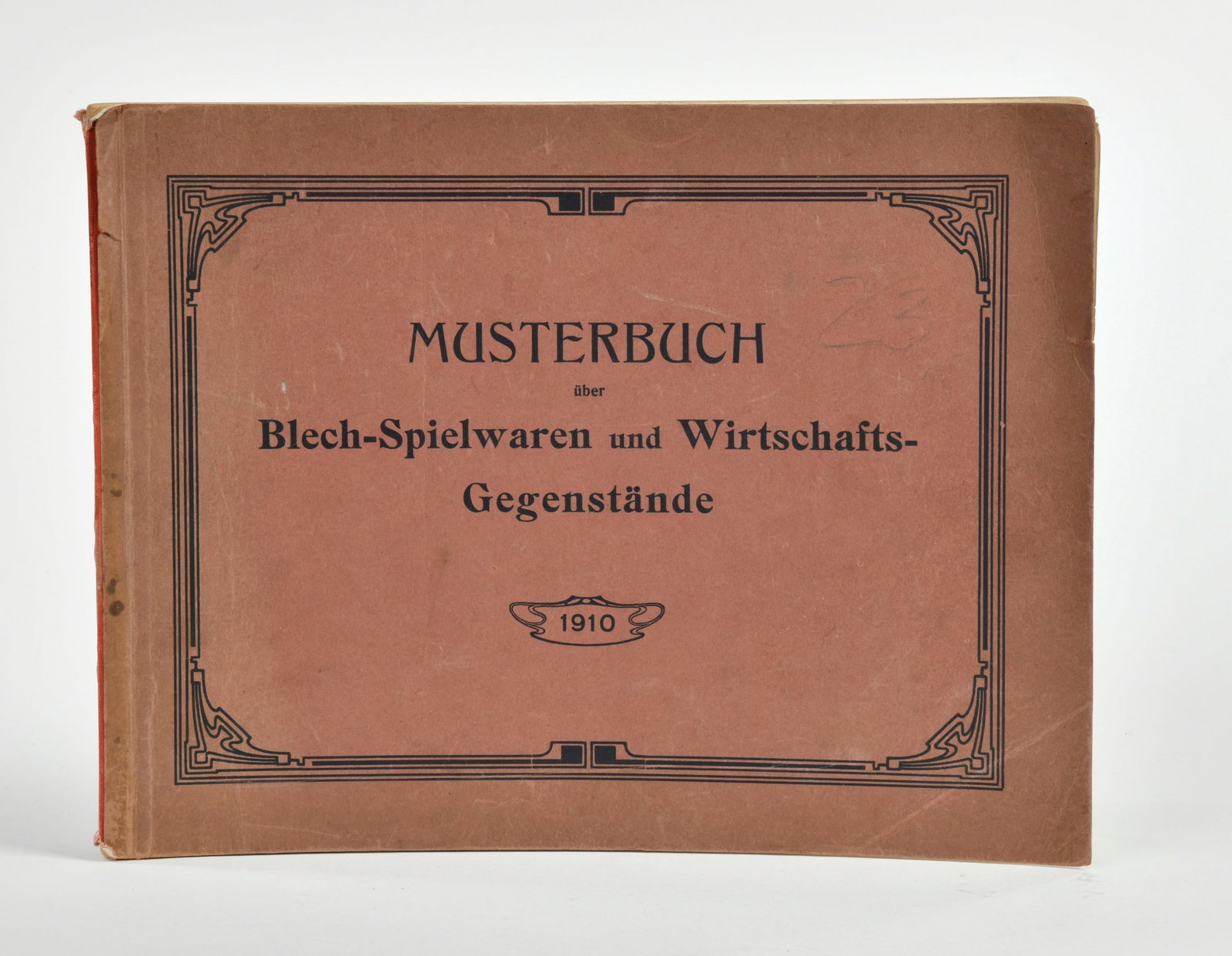 Musterbuch uber Blech-Spielwaren und Wirtschaftsgegenstande 1910: Musterbuch uber Blech-Spielwaren und Wirtschaftsgegenstande 1910, Germany, 32,5 x 4,5 cm, 46 S., prachtiger Farbdruck, Preise mit Hand notiert, Ausschnitte auf mehreren Seiten