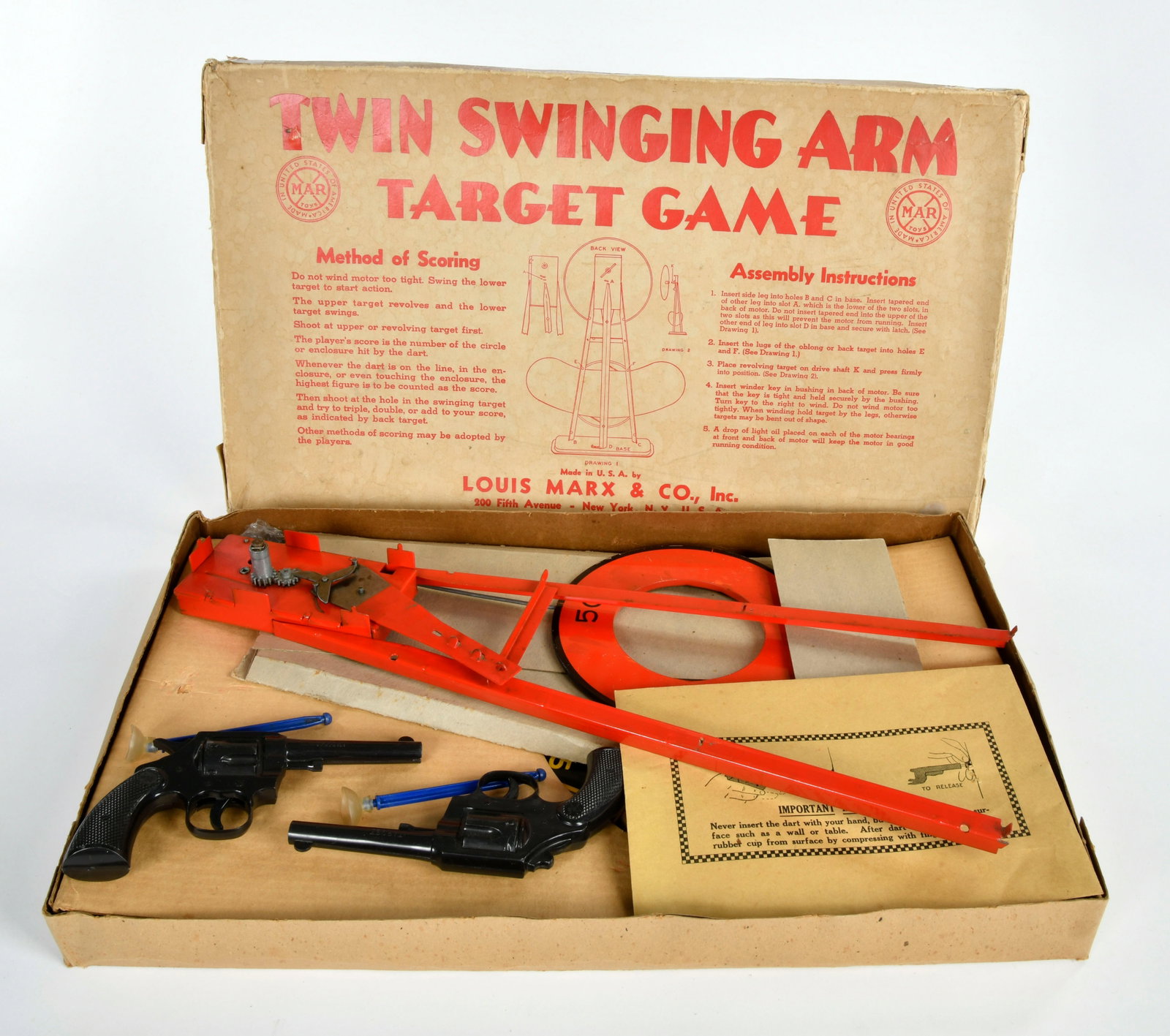 Marx, Twin Swinging Arm Target Game: Marx, Twin Swinging Arm Target Game, USA, 54 x 32 cm, Blech/Holz, Pistolen aus Kst., Okt (geklebt), Z 2