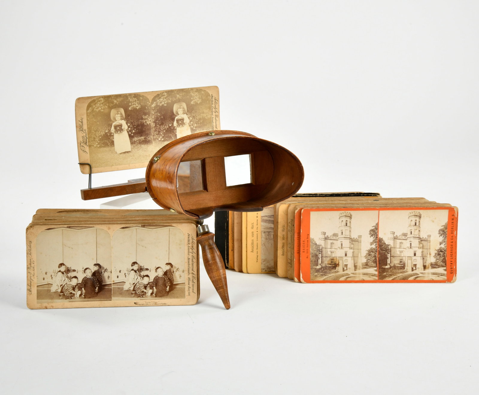 Underwood & Underwood, Stereobetrachter "Perfecscope" mit 70 Bildkarten: Underwood & Underwood, Stereobetrachter "Perfecscope", 30 cm, Holz, mit 70 Bildkarten (geographisch bis humoristisch, Europa und USA), Fotos teilw. verblasst, sonst gut