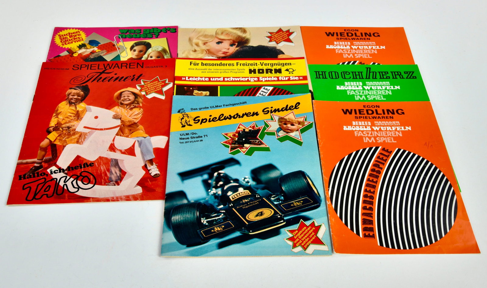 7 Spielzeugkataloge 1971-1975: 7 Spielzeugkataloge 1971-1975 (Hochherz, Wiedling, Stuber etc.) 5 x sehr guter Zustand, 1 x mit Ausschnitt, 1 x beschriftet