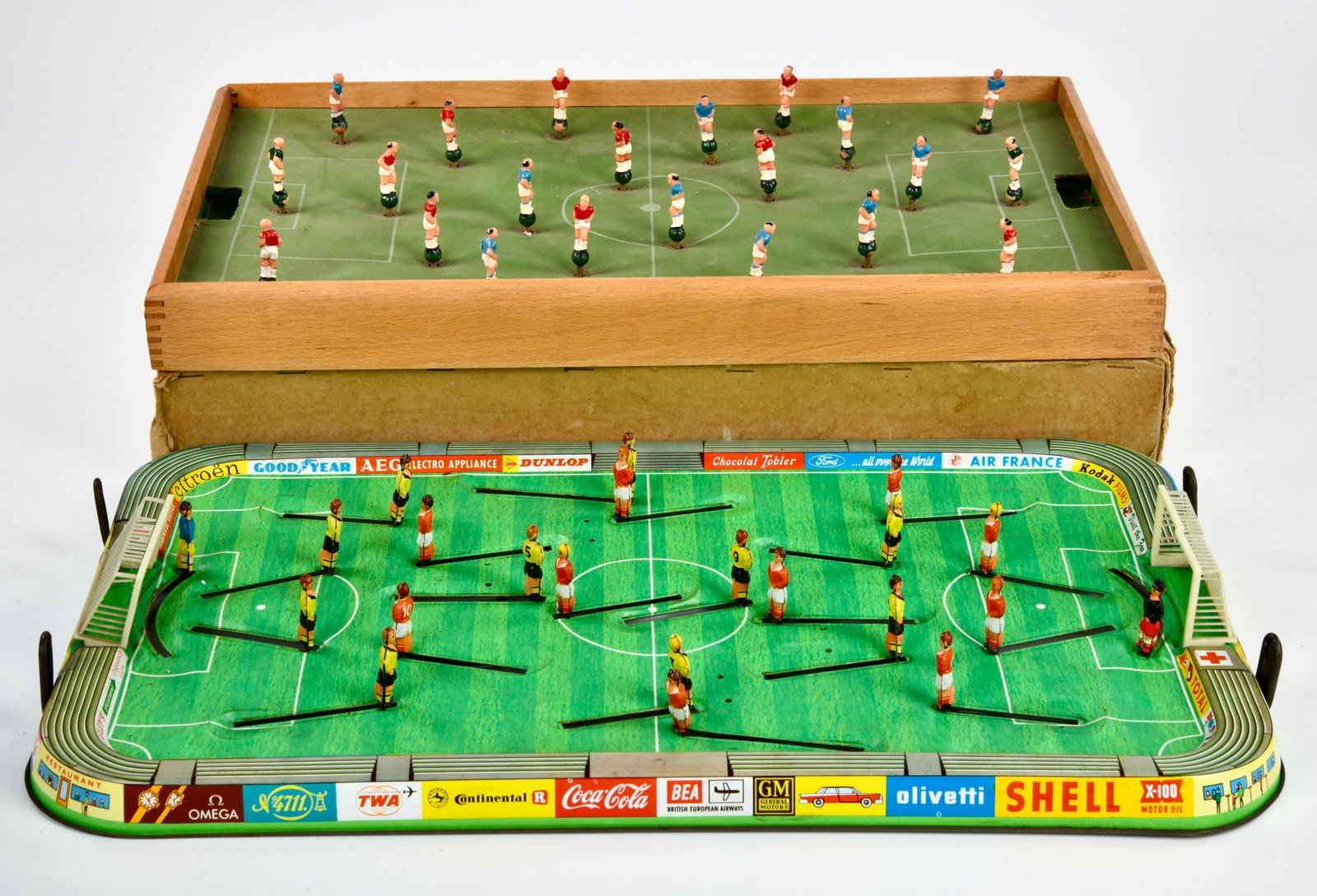 2 x Fussballspiele: 2 x Fussballspiele, 51-53 cm, Holz und Kst., Balle fehlen, 1x Okt., Gebrauchsspuren, bitte besichtigen