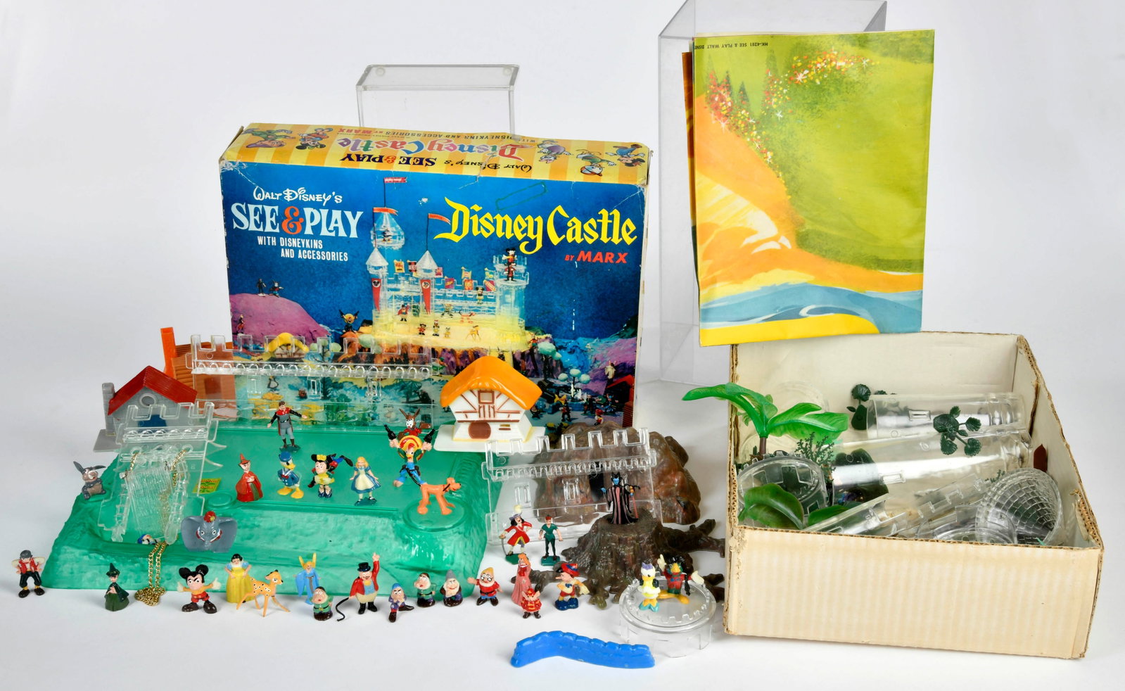 Marx, Disney Castle: Marx, Disney Castle, umfangreiches Zubehor mit Figuren, Schloss etc., Hong Kong, Kst, ungepruft, Okt