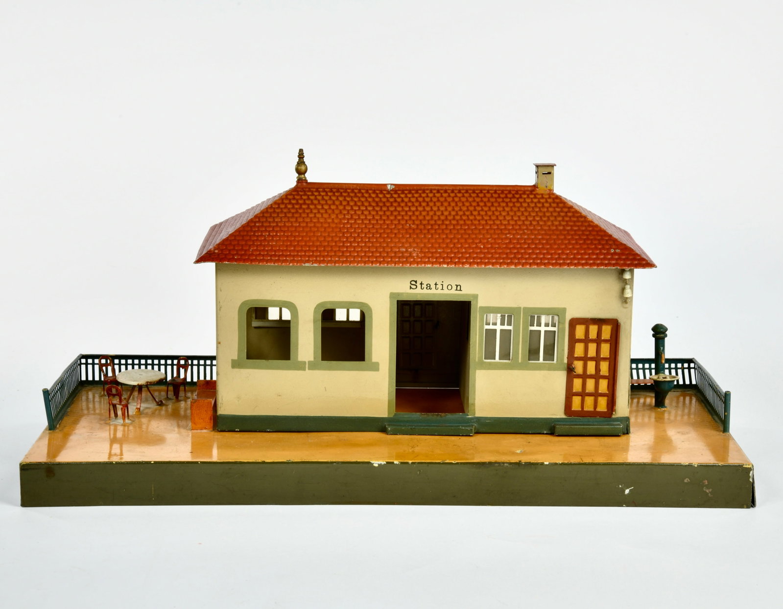 Marklin, Bahnhof mit Brunnen 2030/1B: Marklin, Bahnhof mit Brunnen 2030/1B, Germany VK, 47x20x25 cm, LM, Z 2